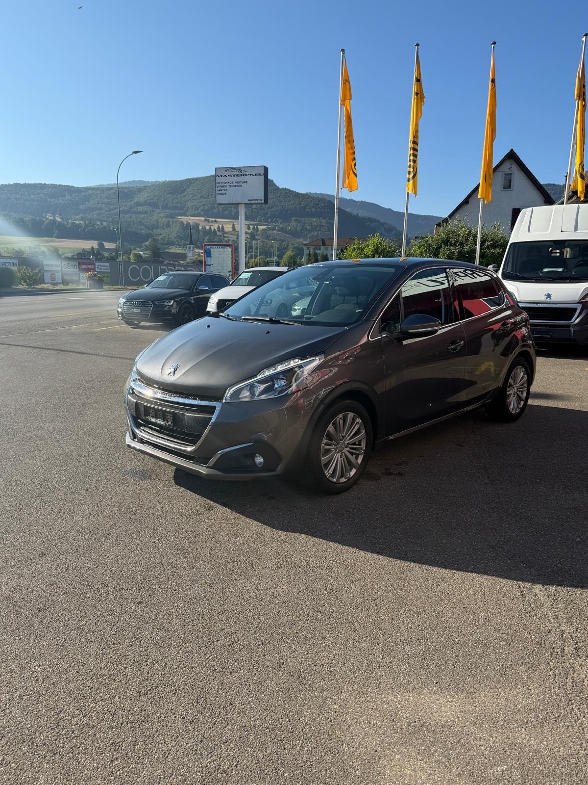 PEUGEOT 208 1.2 PureTech Tech Edition-image-1
