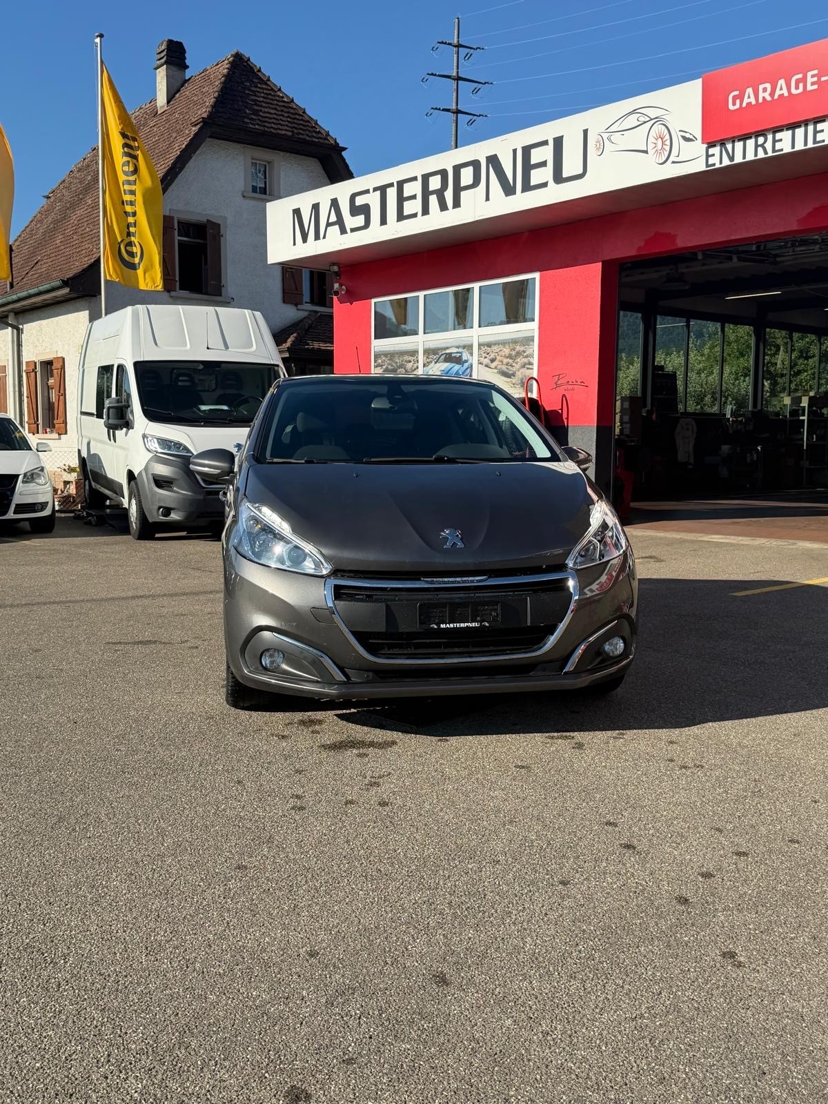PEUGEOT 208 1.2 PureTech Tech Edition-image-6