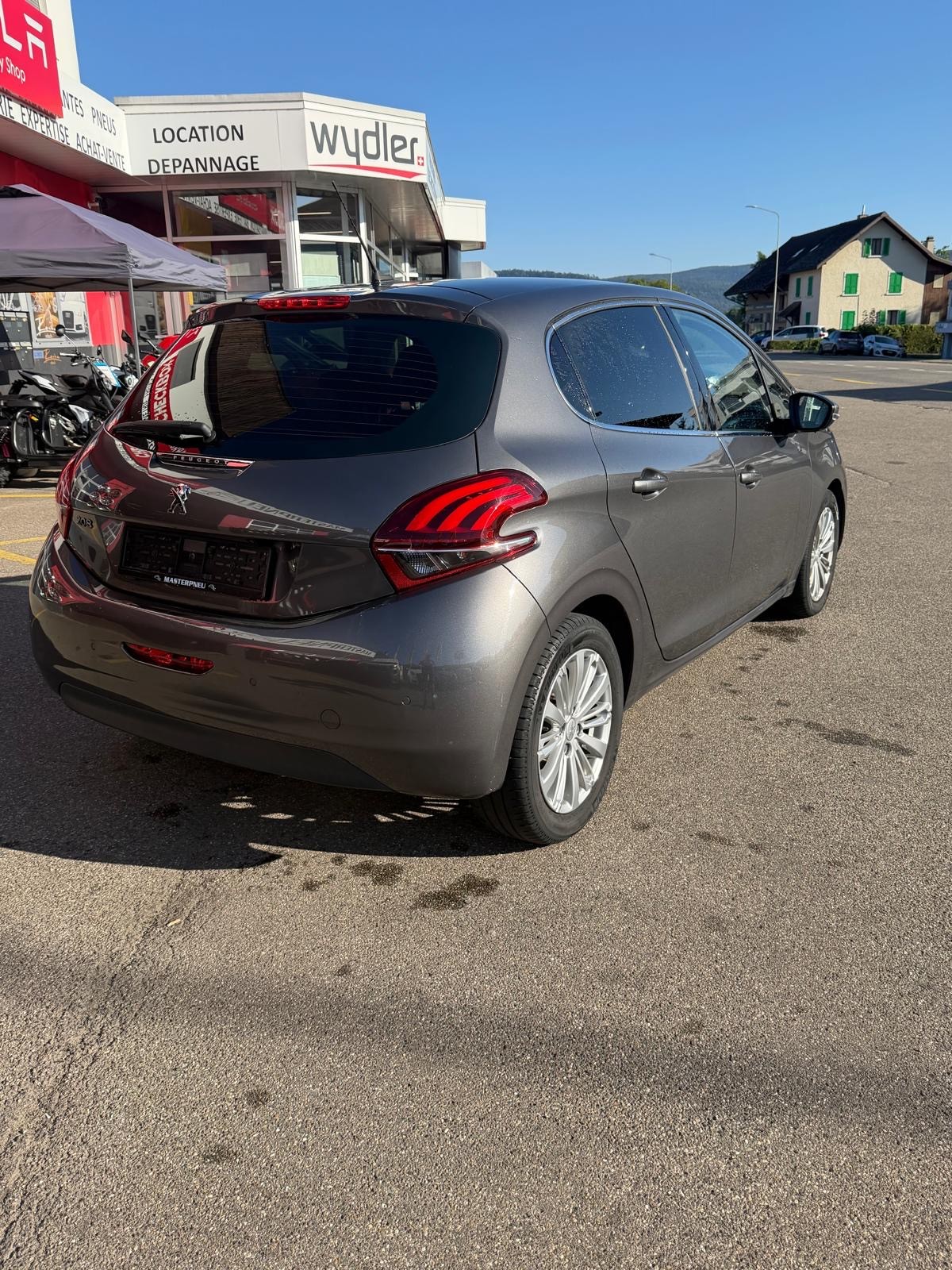 PEUGEOT 208 1.2 PureTech Tech Edition-image-4