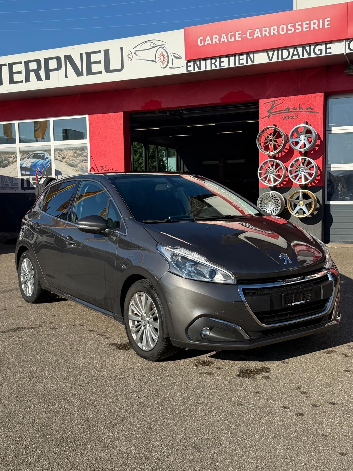 PEUGEOT 208 1.2 PureTech Tech Edition-image-5