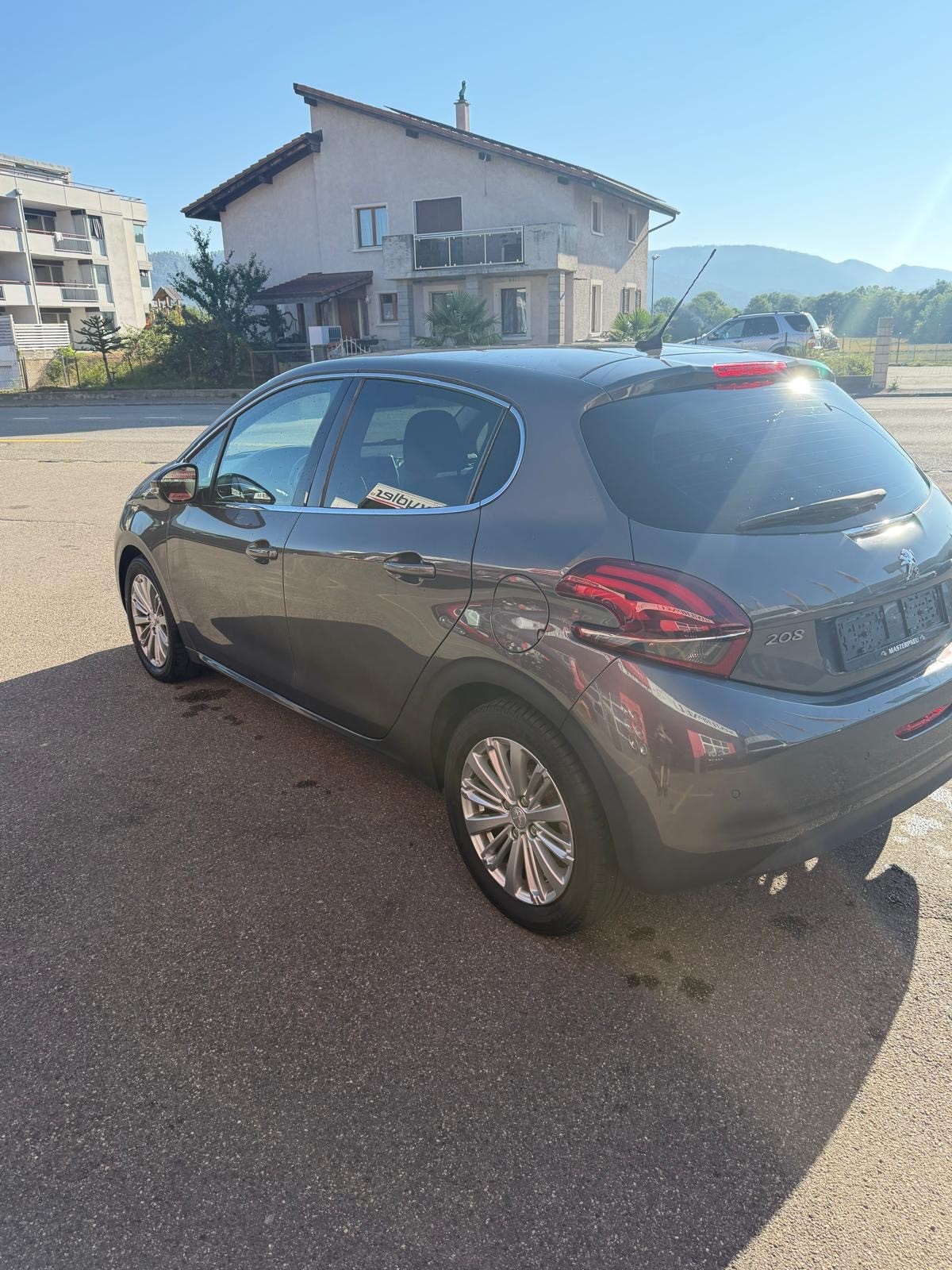 PEUGEOT 208 1.2 PureTech Tech Edition-image-3