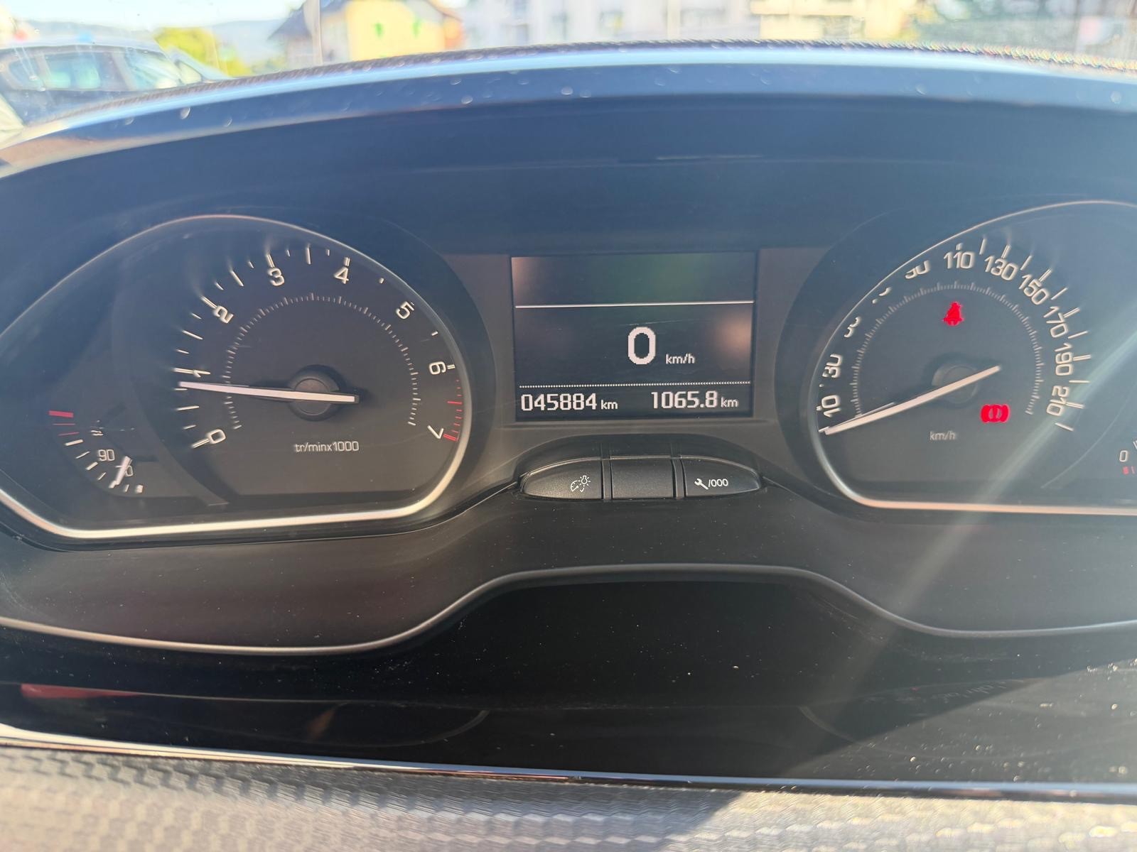 PEUGEOT 208 1.2 PureTech Tech Edition-image-11