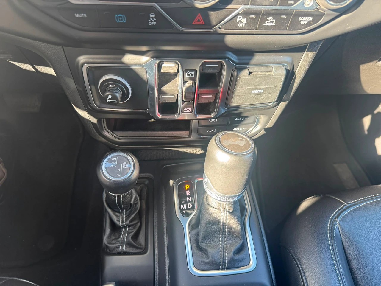JEEP Wrangler 2.0 PHEV Unlimited Rubicon Automatic Soft Top Sky One Touch-image-13