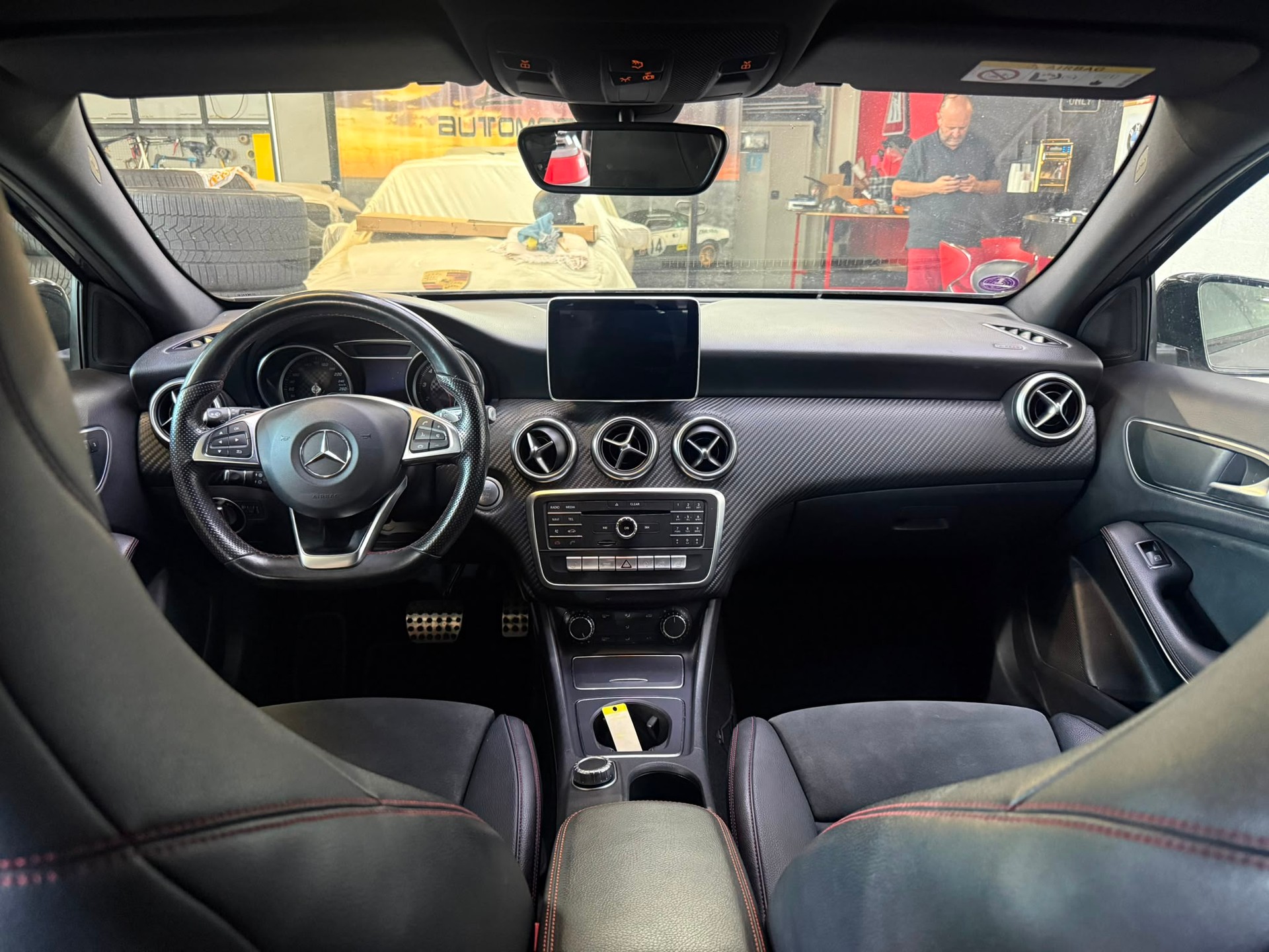 MERCEDES-BENZ A 180 AMG Line 7G-DCT-image-4