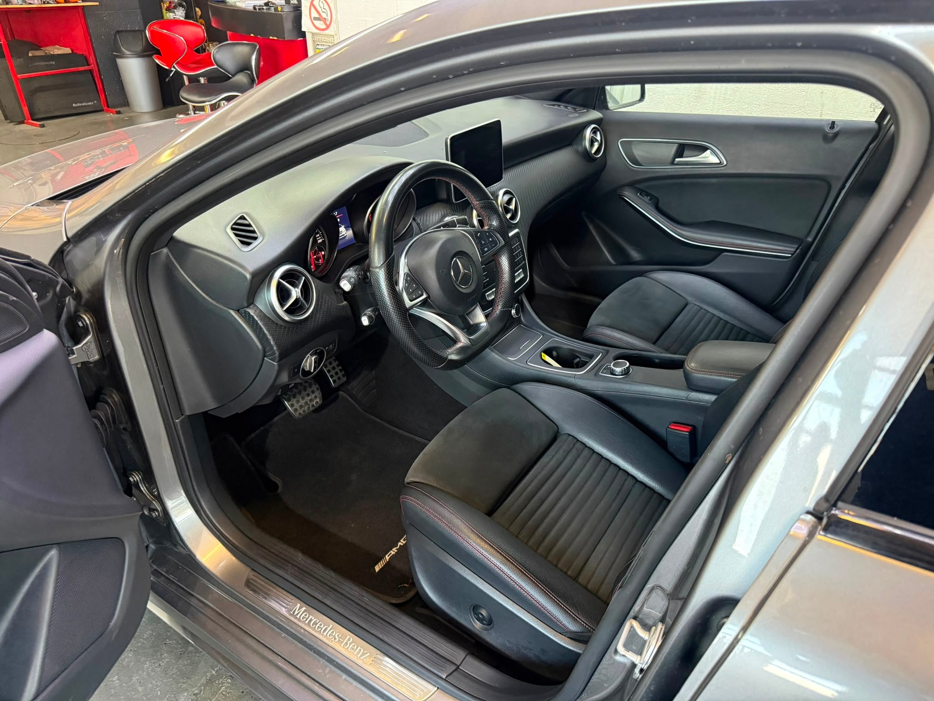MERCEDES-BENZ A 180 AMG Line 7G-DCT-image-1