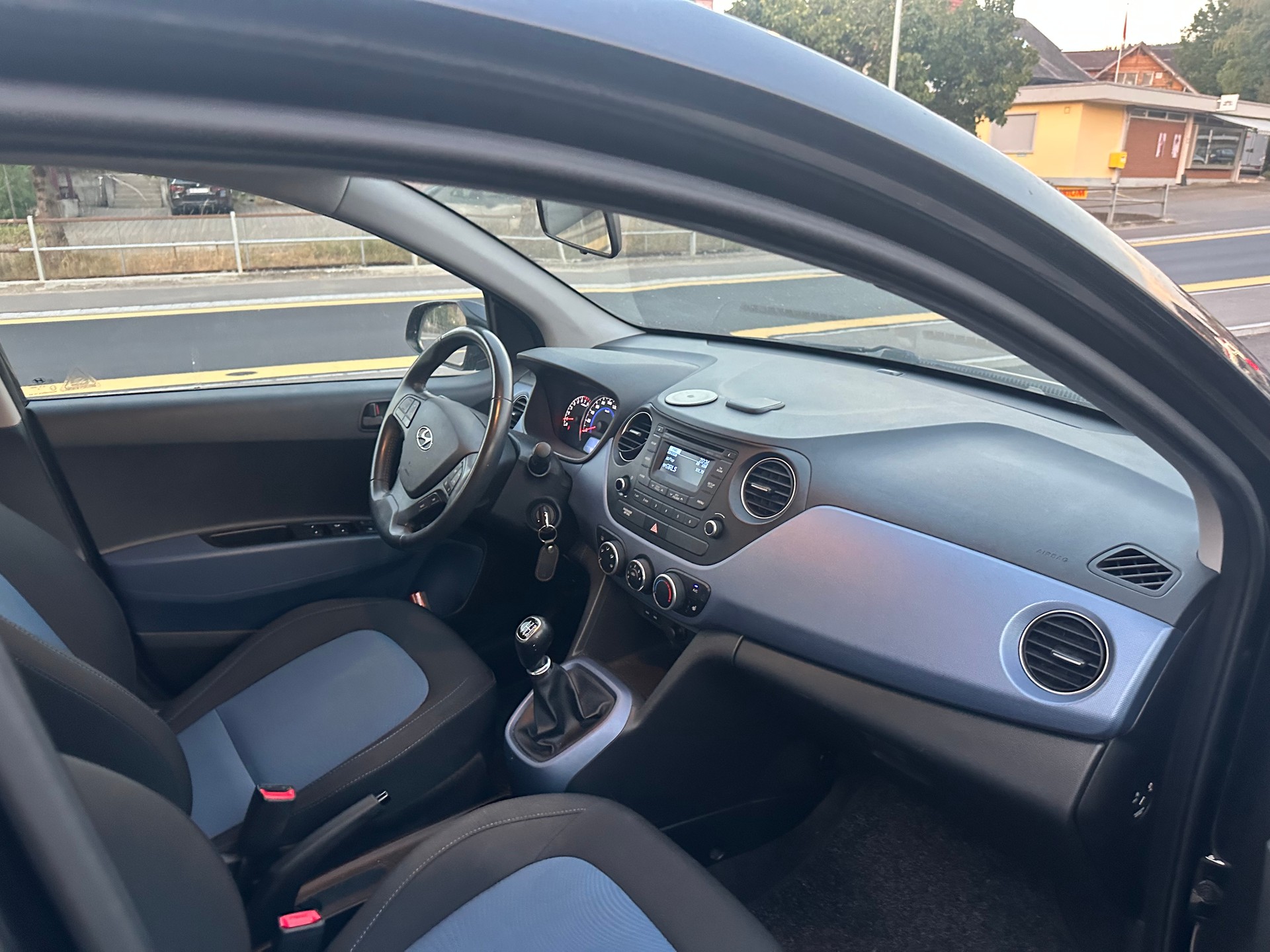 HYUNDAI i10 1.0 Amplia-image-4