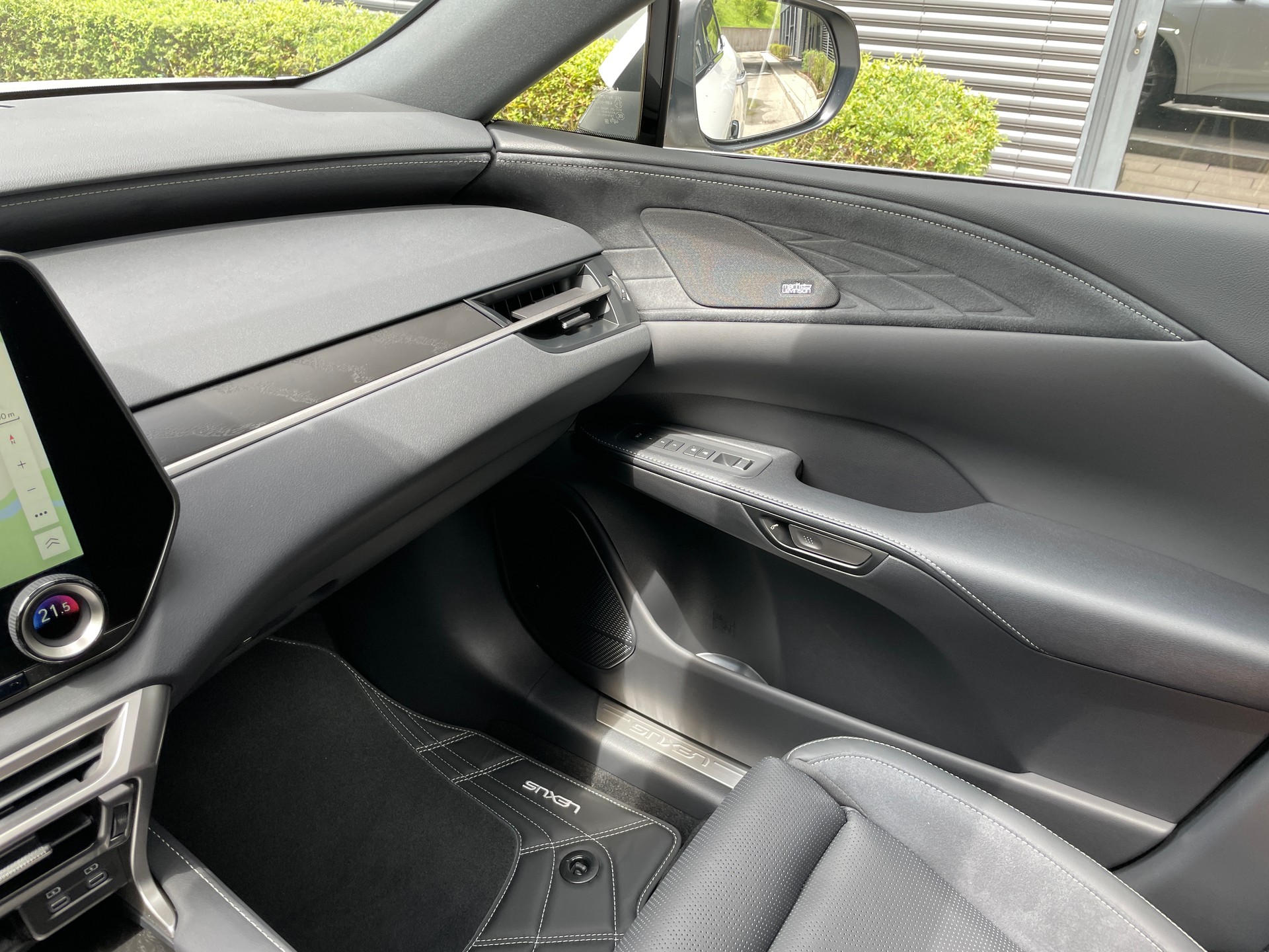 LEXUS RX 450h+ Ecxellence PHEV AWD CVT-image-23
