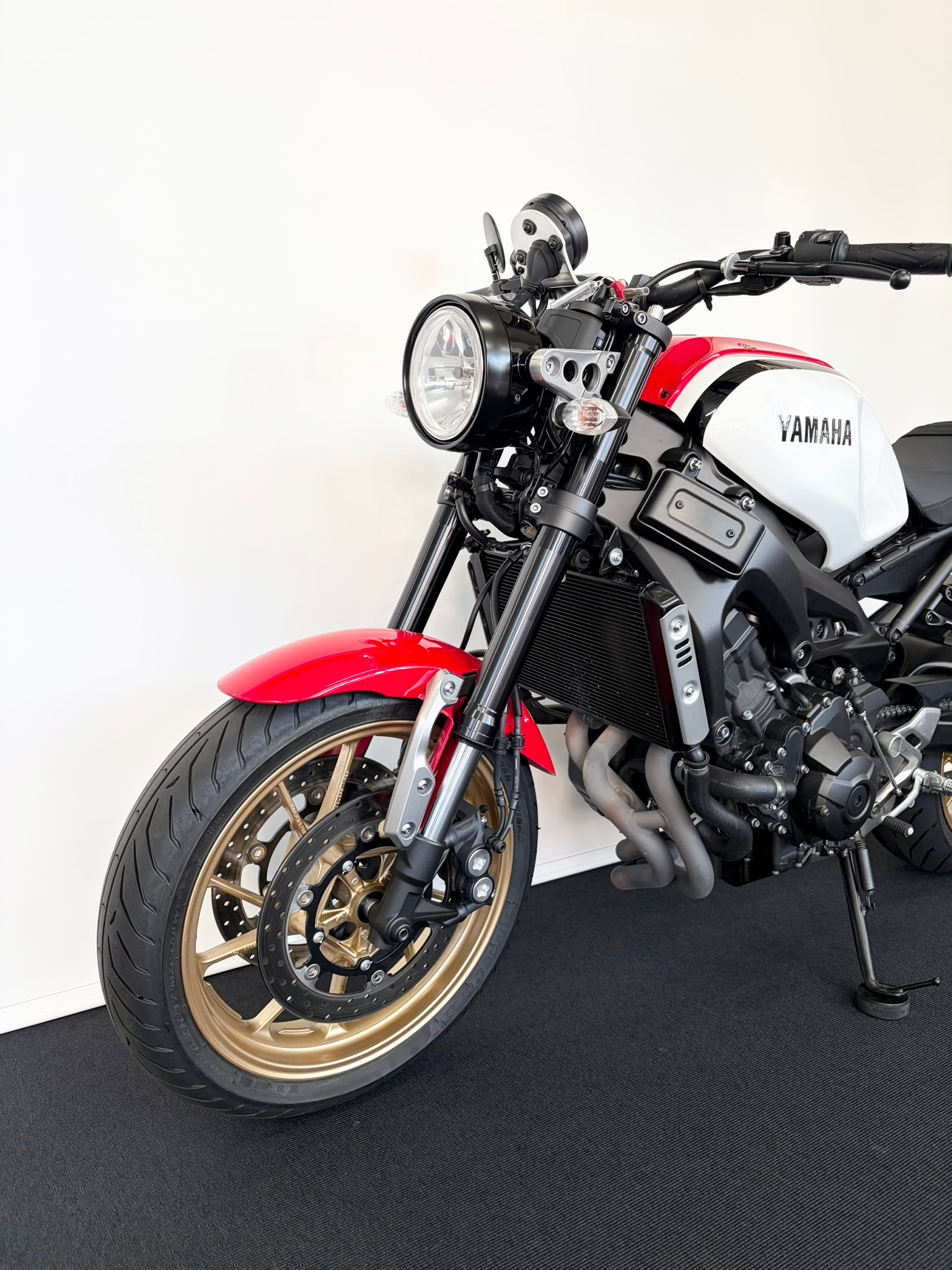 YAMAHA XSR 900-showroom-element-2