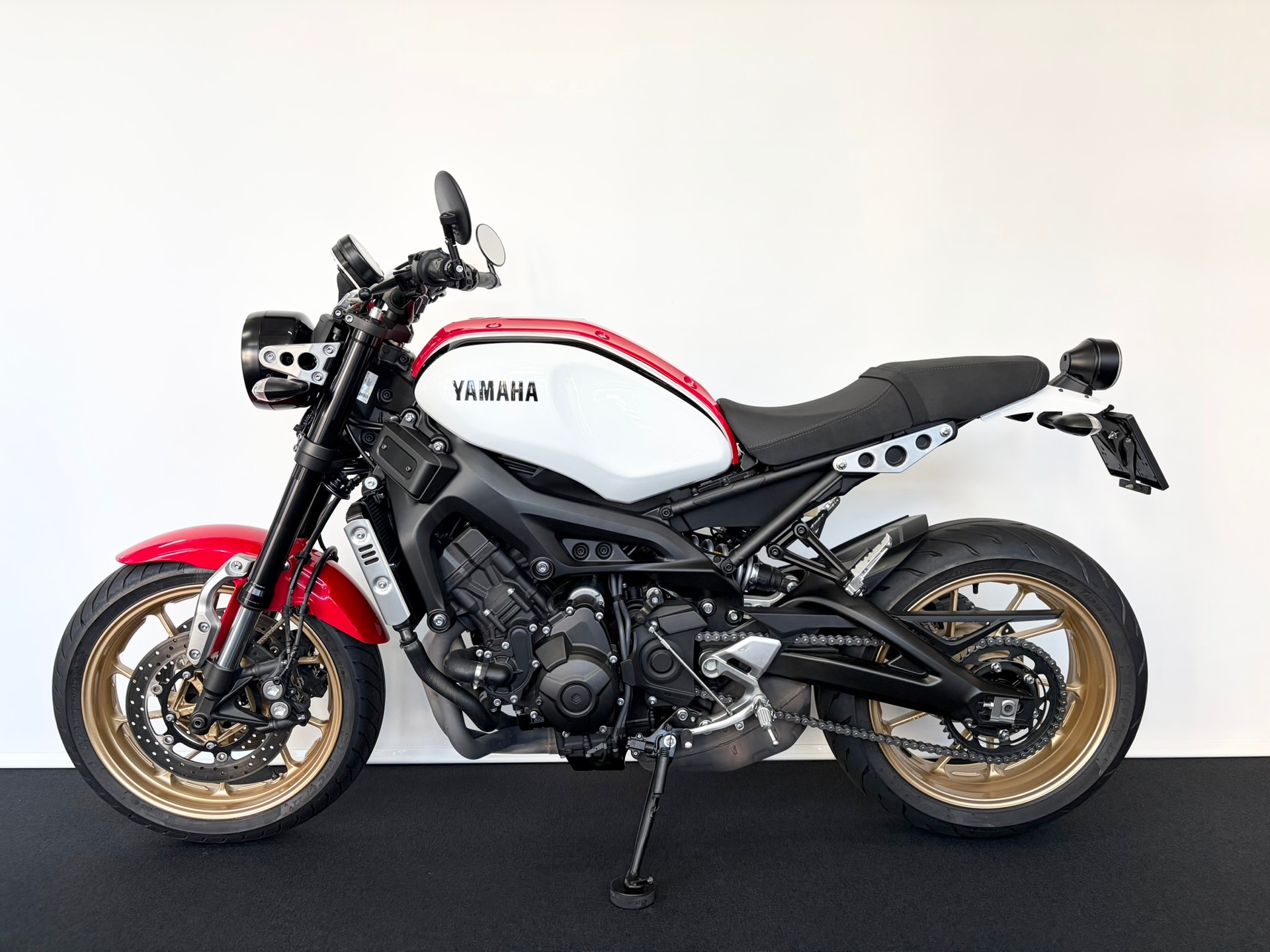 YAMAHA XSR 900-showroom-element-1