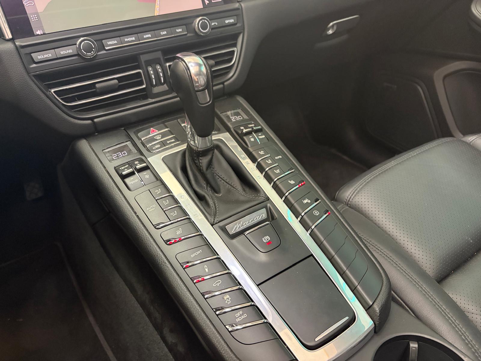 PORSCHE Macan S PDK - Attelage - Toit ouvrant-image-25