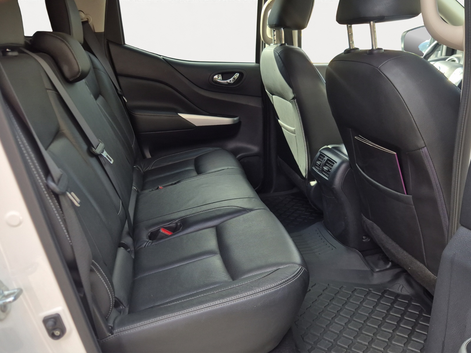 NISSAN Navara Double Cab N-Connecta 2.3 dCi 4WD-image-13
