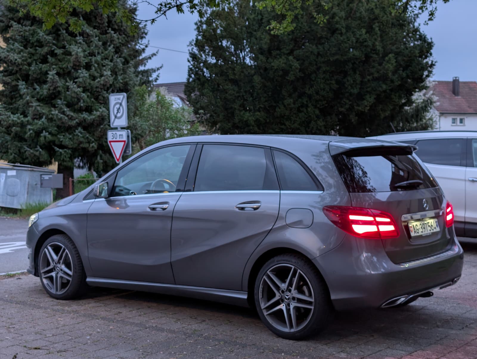 MERCEDES-BENZ B 200 d Night Star-image-3