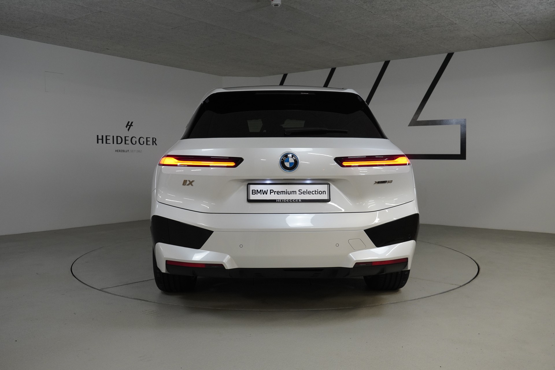 BMW iX xDrive50-image-6