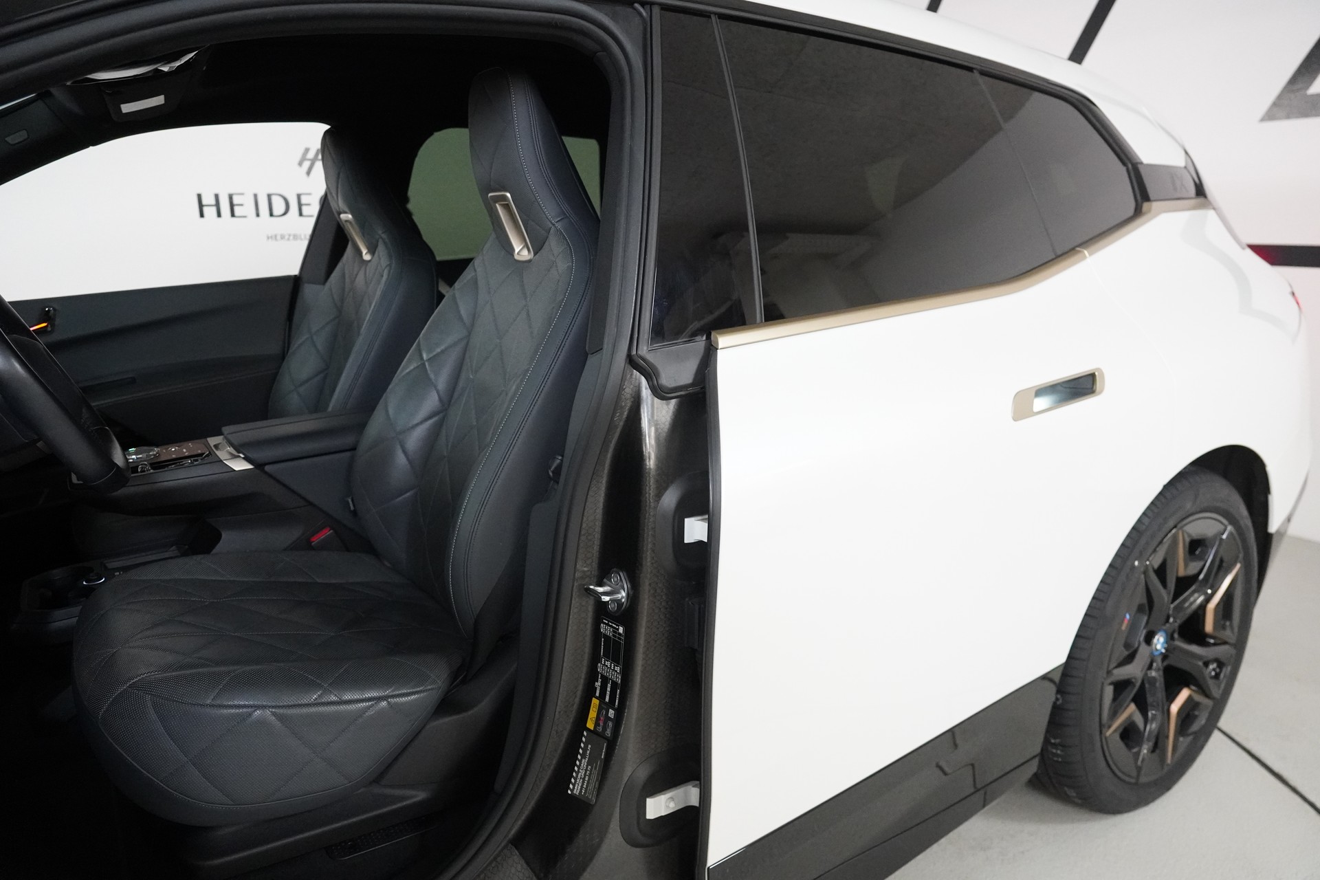 BMW iX xDrive50-image-12
