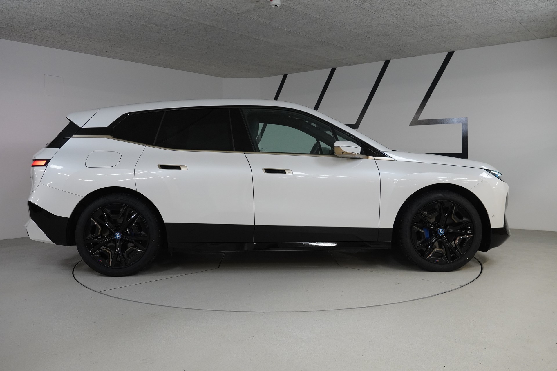 BMW iX xDrive50-image-8