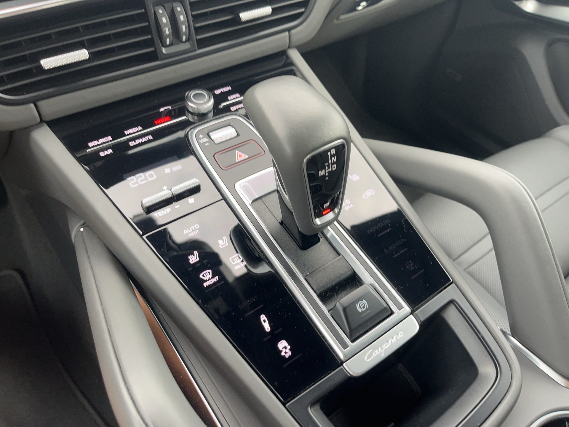 PORSCHE Cayenne Turbo *Luftfederung, Allradlenkung, ACC, Keramik bremsen, Porsche Garantie*-image-26