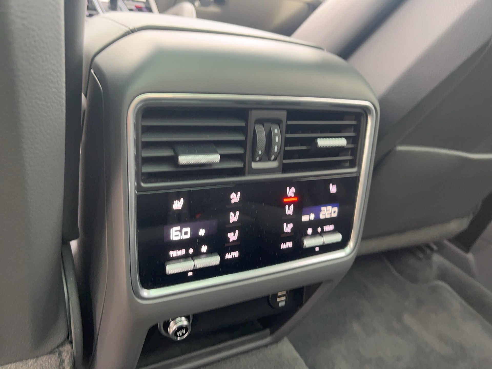 PORSCHE Cayenne Turbo *Luftfederung, Allradlenkung, ACC, Keramik bremsen, Porsche Garantie*-image-13