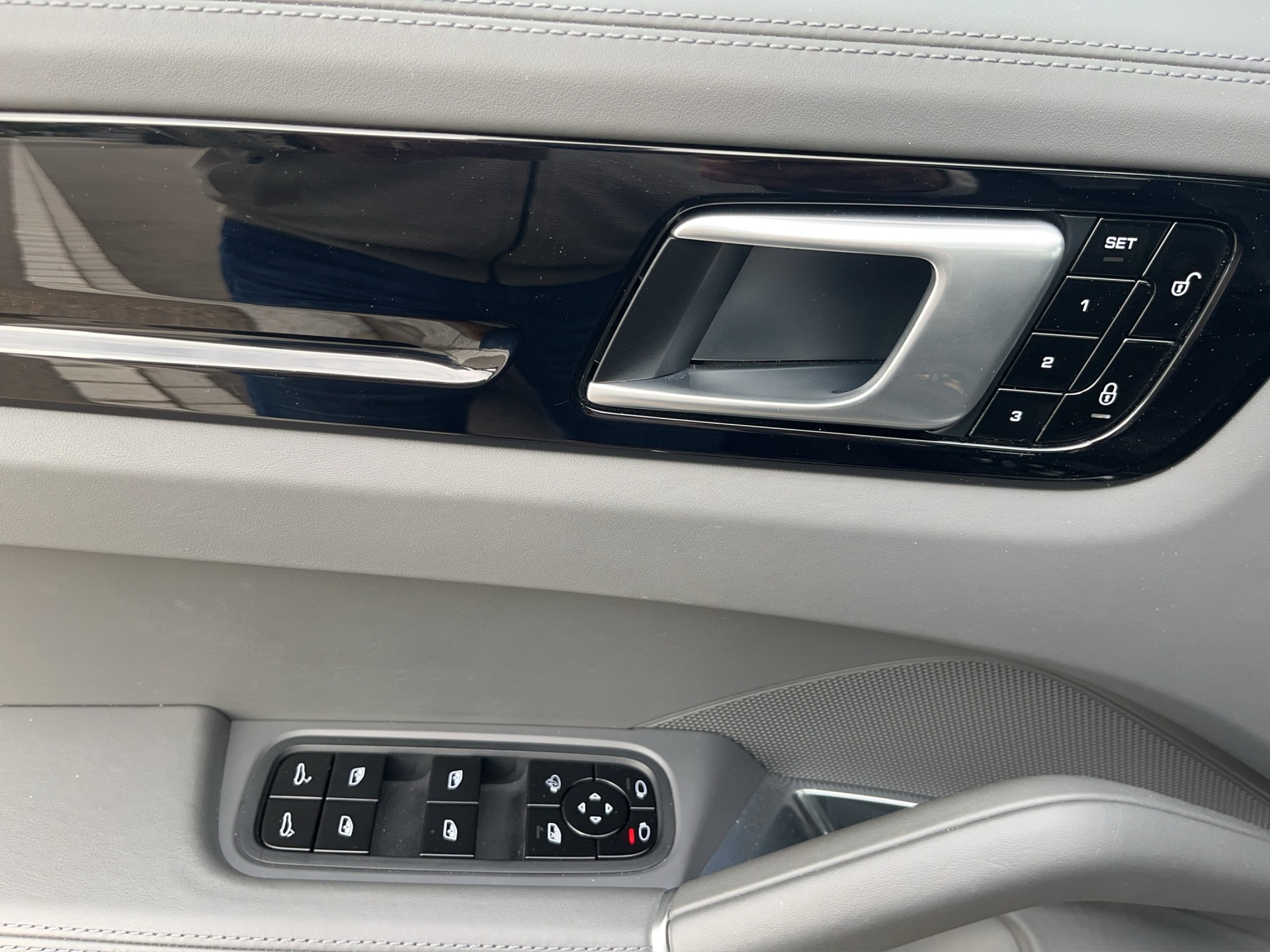 PORSCHE Cayenne Turbo *Luftfederung, Allradlenkung, ACC, Keramik bremsen, Porsche Garantie*-image-19