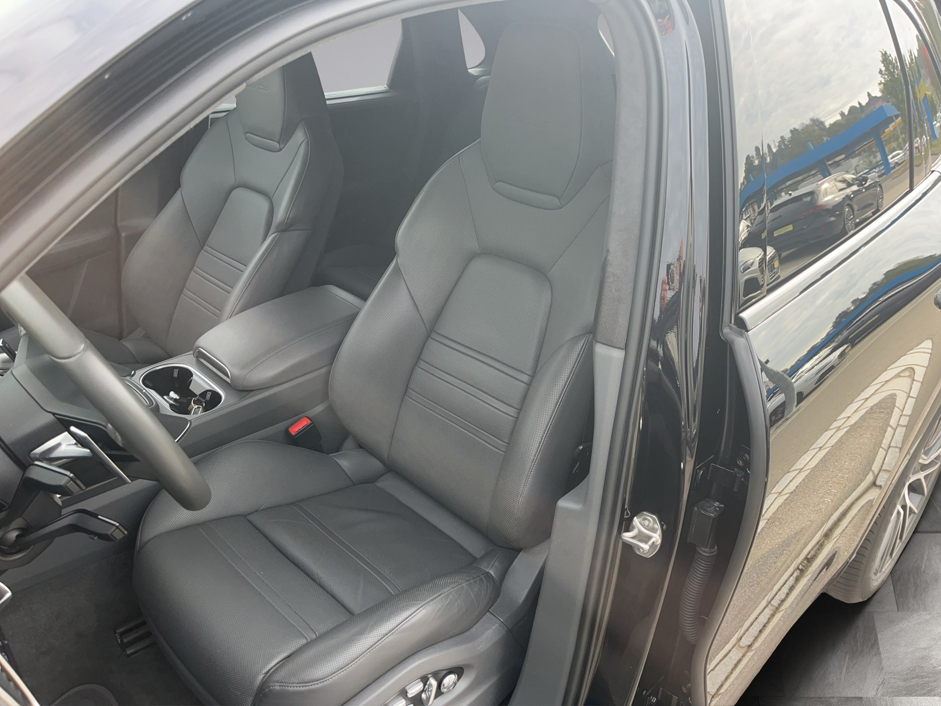 PORSCHE Cayenne Turbo *Luftfederung, Allradlenkung, ACC, Keramik bremsen, Porsche Garantie*-image-10
