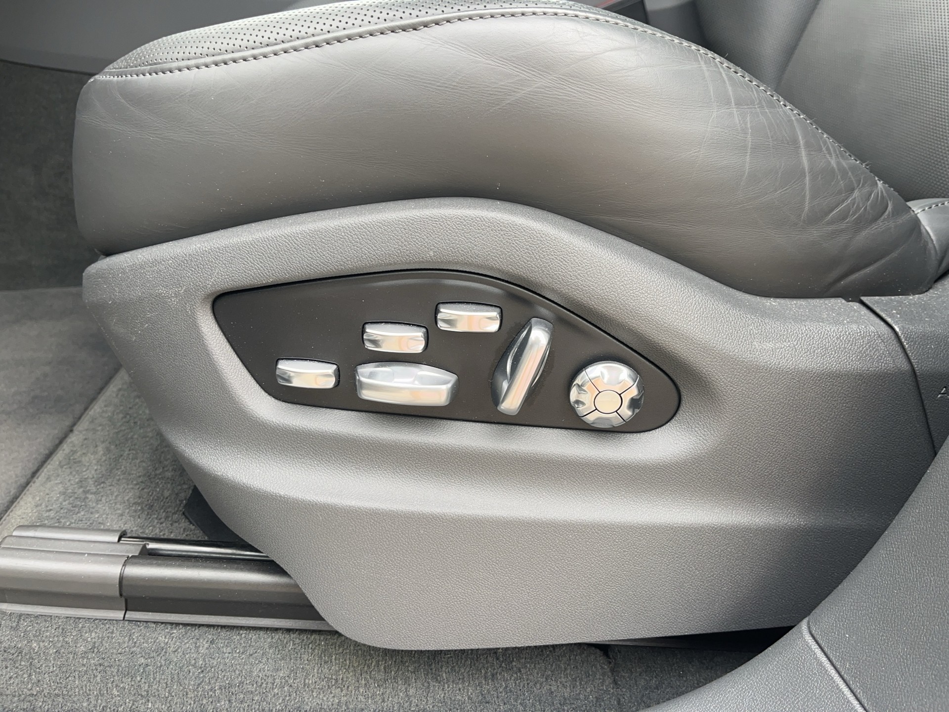 PORSCHE Cayenne Turbo *Luftfederung, Allradlenkung, ACC, Keramik bremsen, Porsche Garantie*-image-18