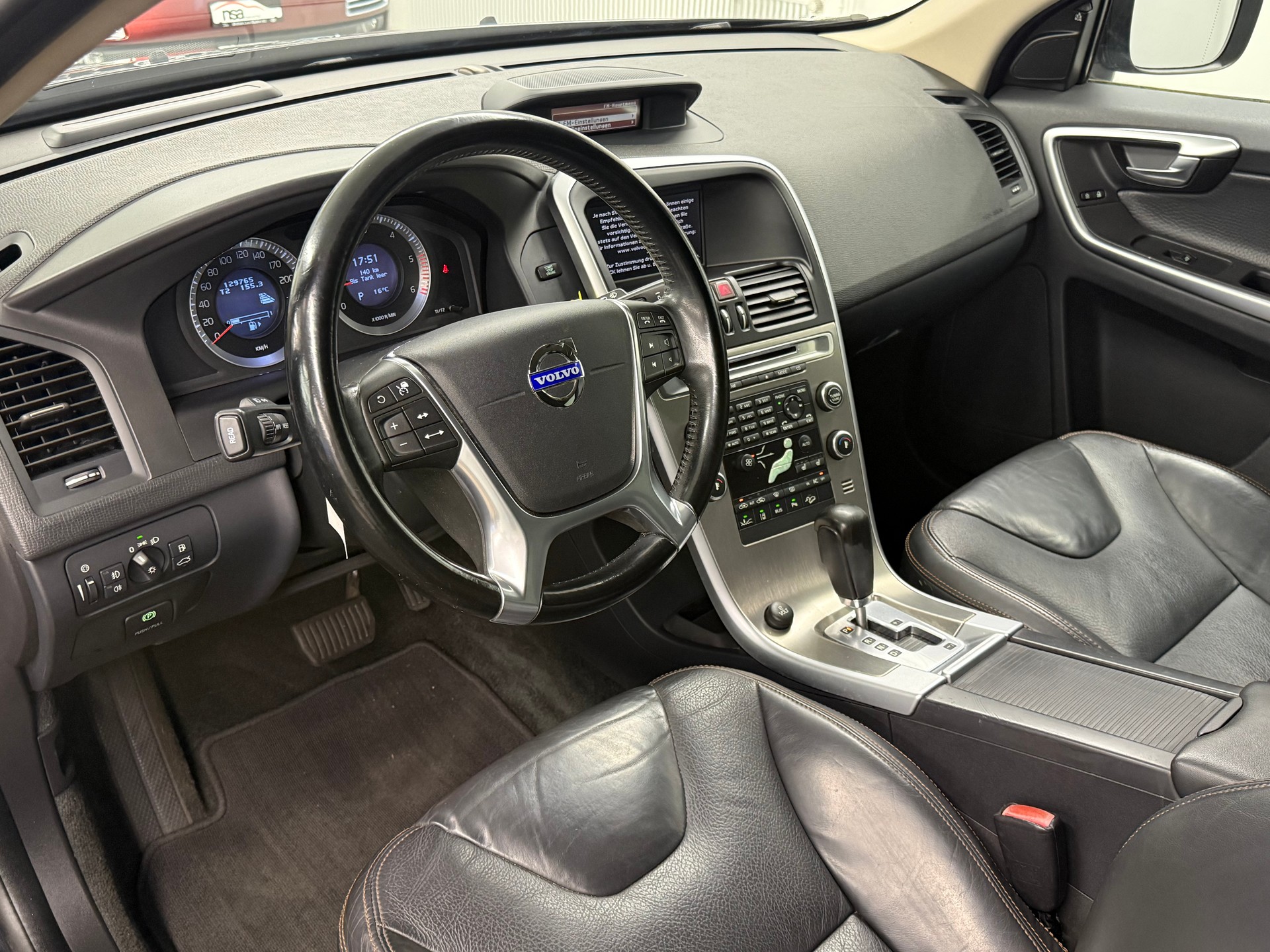 VOLVO XC60 D5 AWD Kinetic Geartronic-image-9