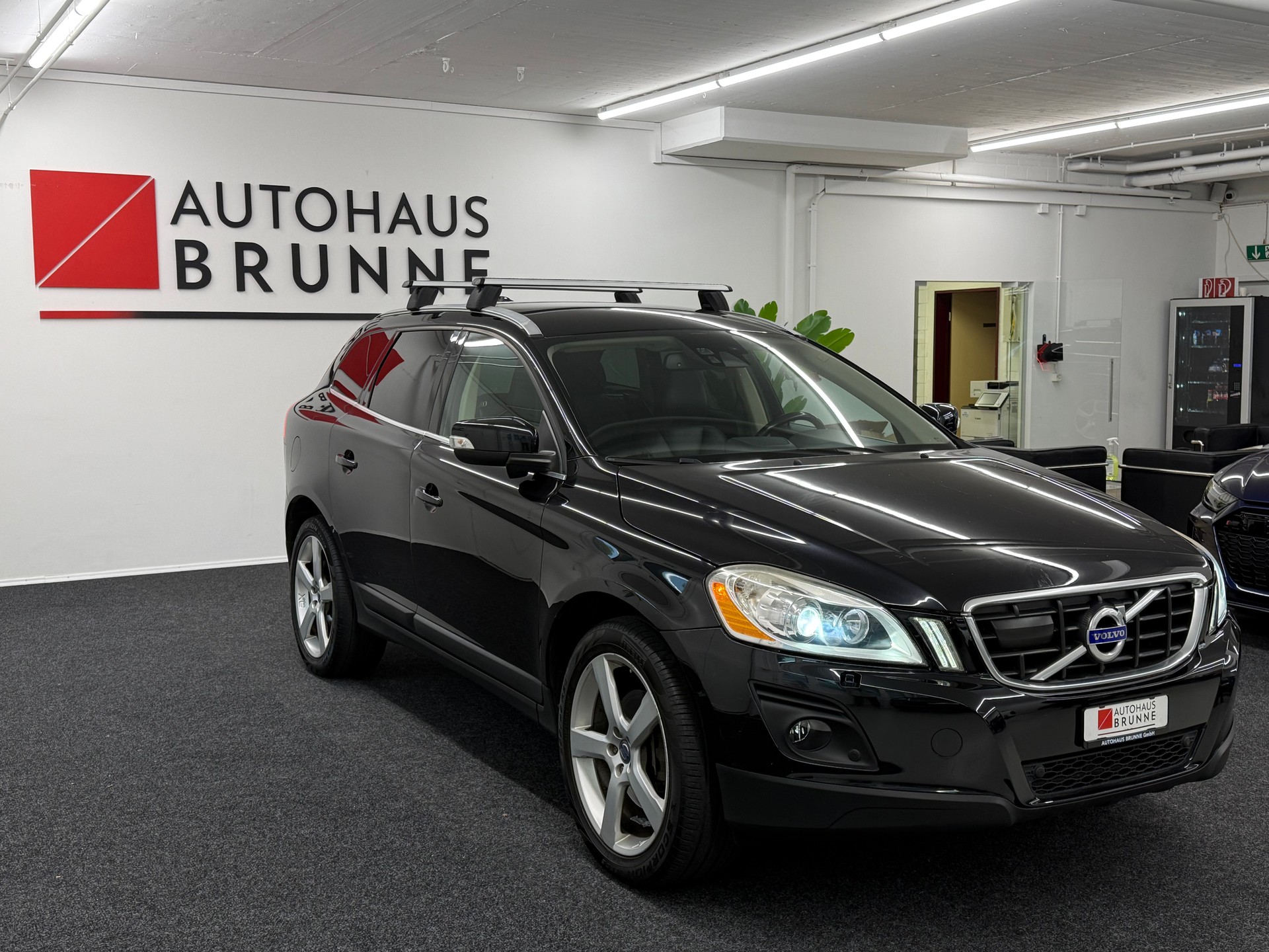 VOLVO XC60 D5 AWD Kinetic Geartronic-showroom-element-2