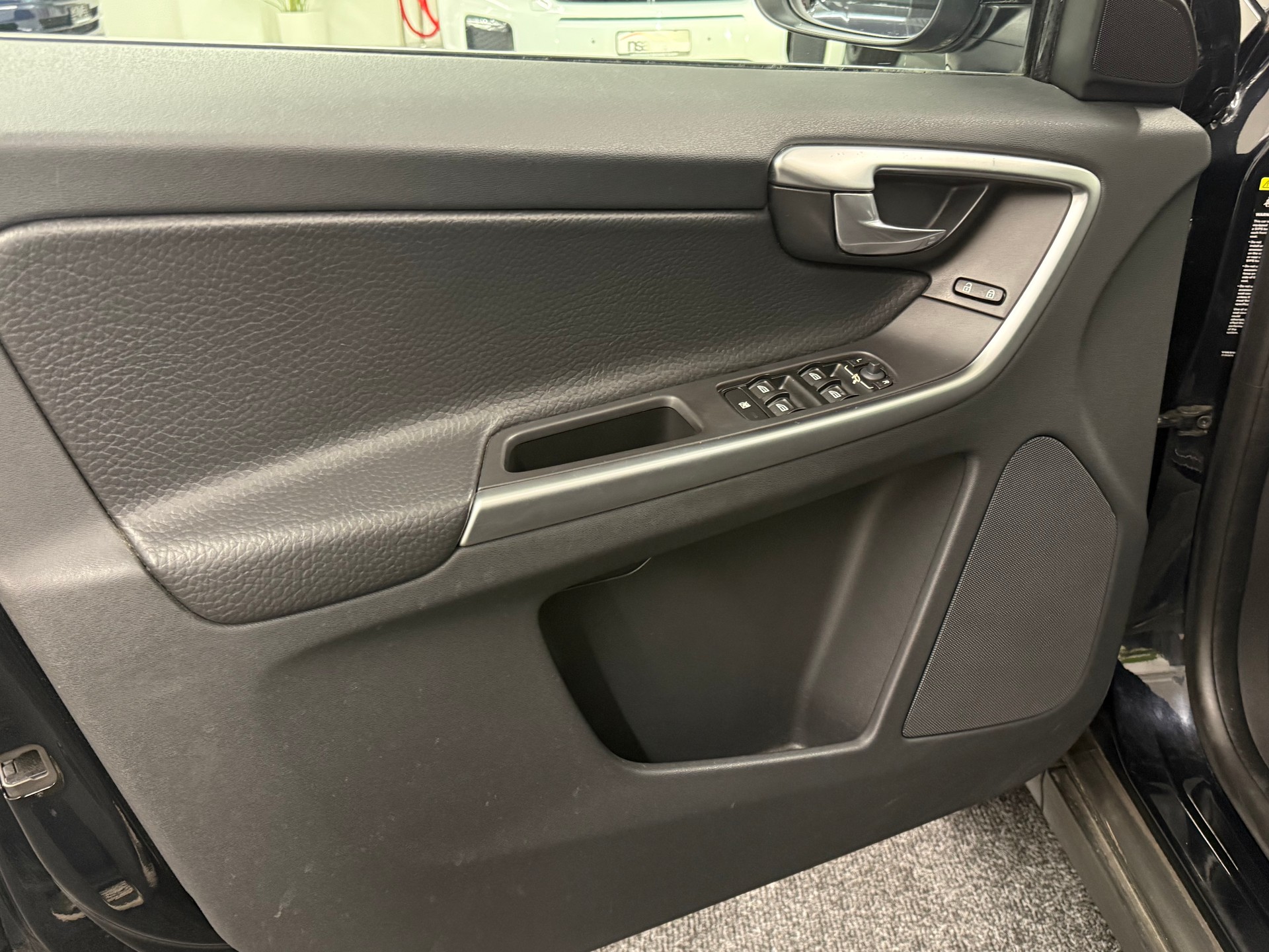 VOLVO XC60 D5 AWD Kinetic Geartronic-image-10