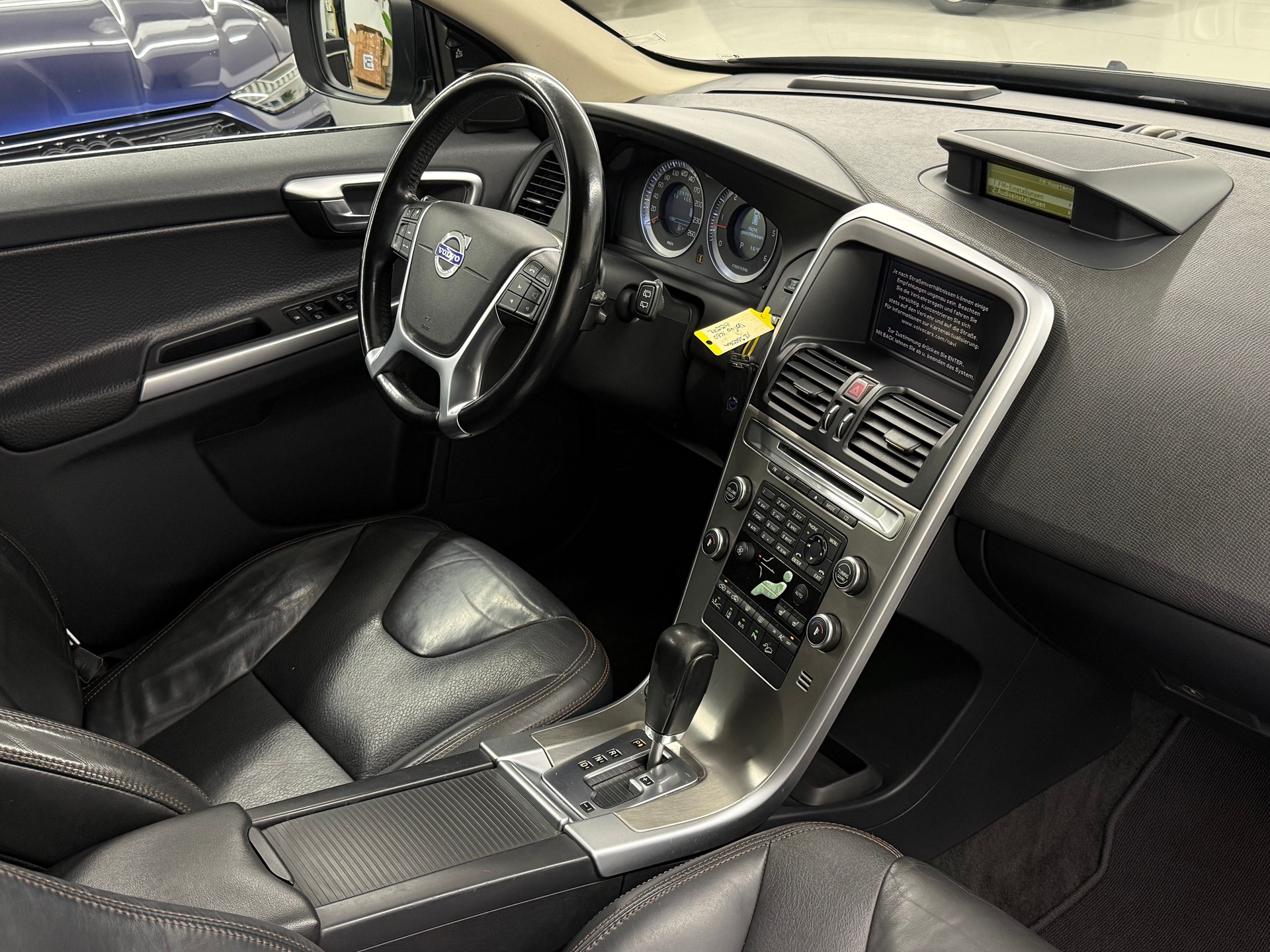 VOLVO XC60 D5 AWD Kinetic Geartronic-image-16