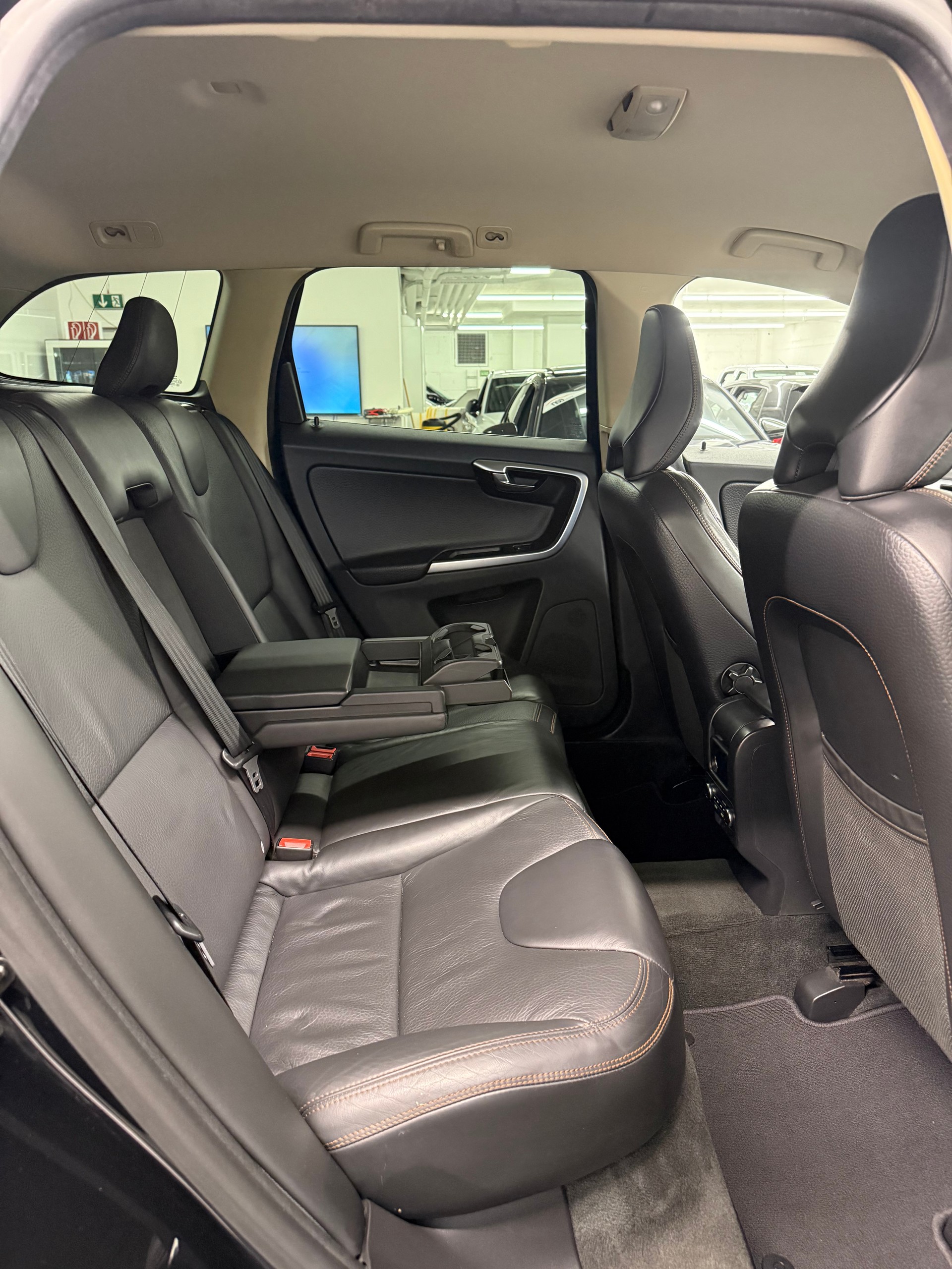 VOLVO XC60 D5 AWD Kinetic Geartronic-image-19