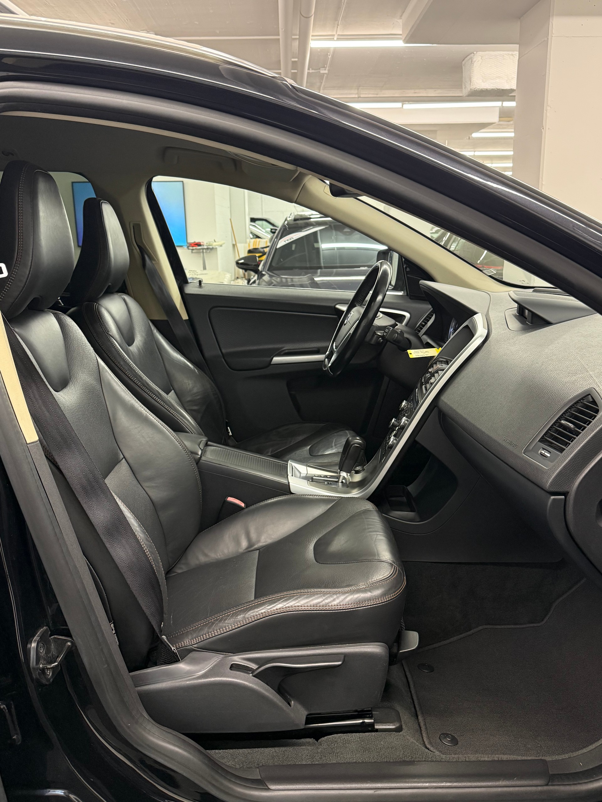 VOLVO XC60 D5 AWD Kinetic Geartronic-image-17