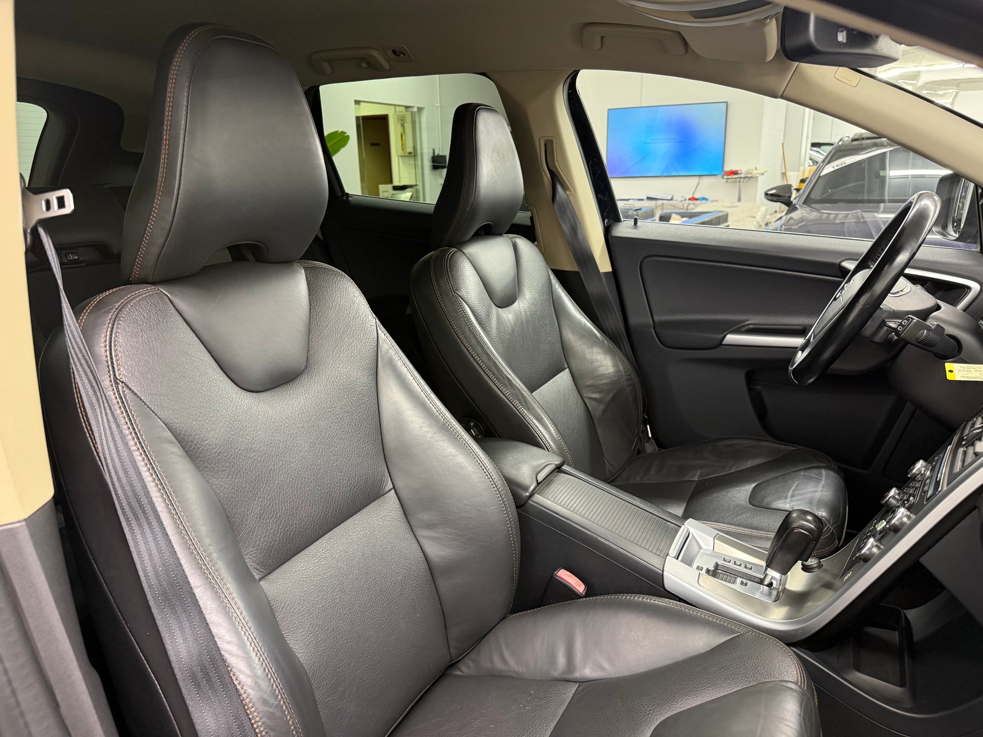VOLVO XC60 D5 AWD Kinetic Geartronic-image-18