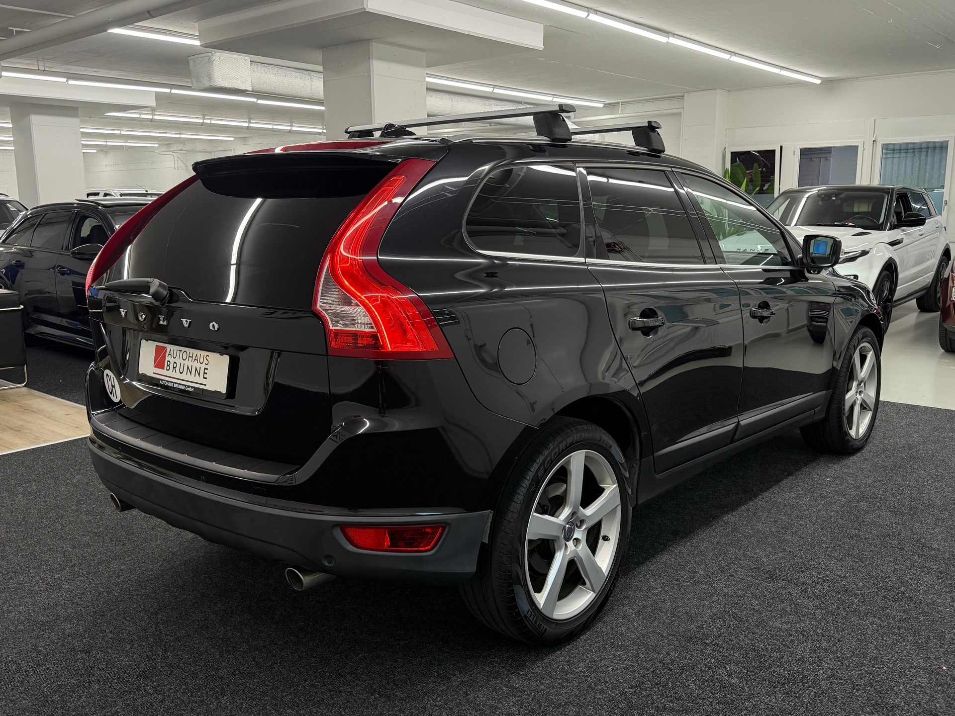 VOLVO XC60 D5 AWD Kinetic Geartronic-showroom-element-3