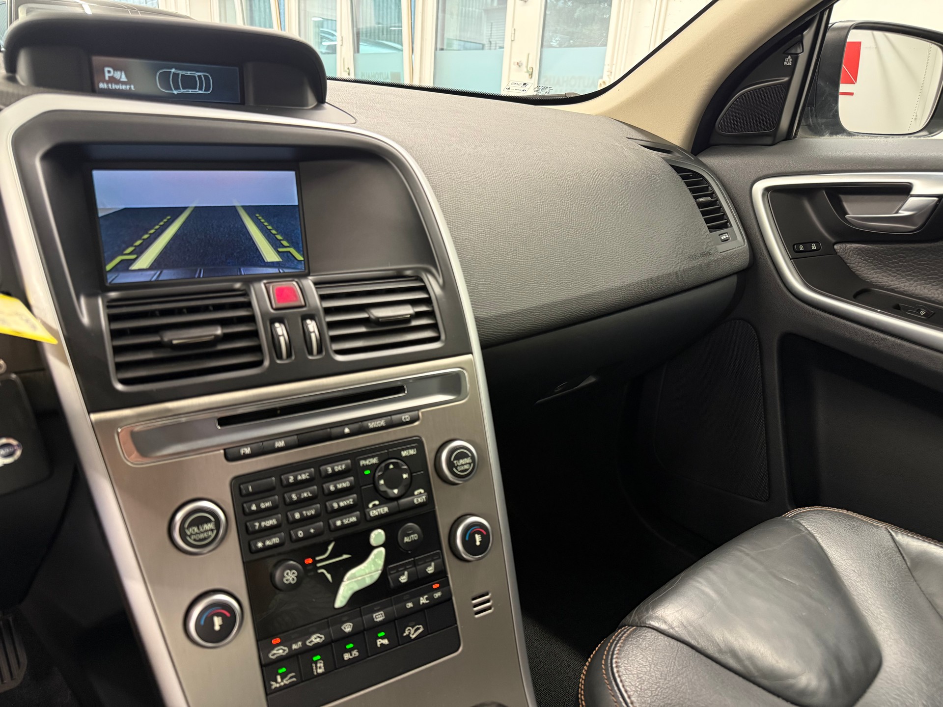 VOLVO XC60 D5 AWD Kinetic Geartronic-image-14