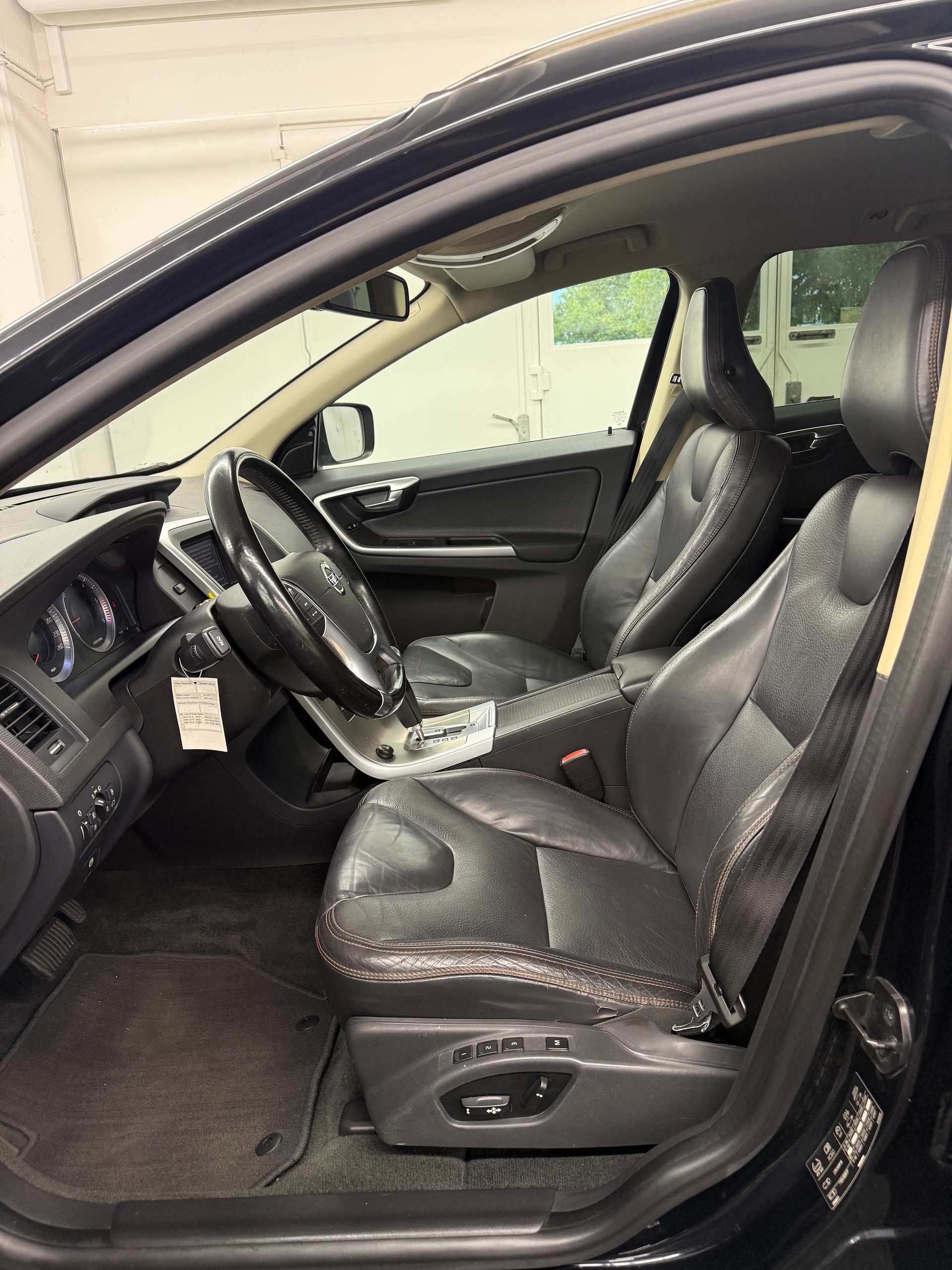 VOLVO XC60 D5 AWD Kinetic Geartronic-image-11
