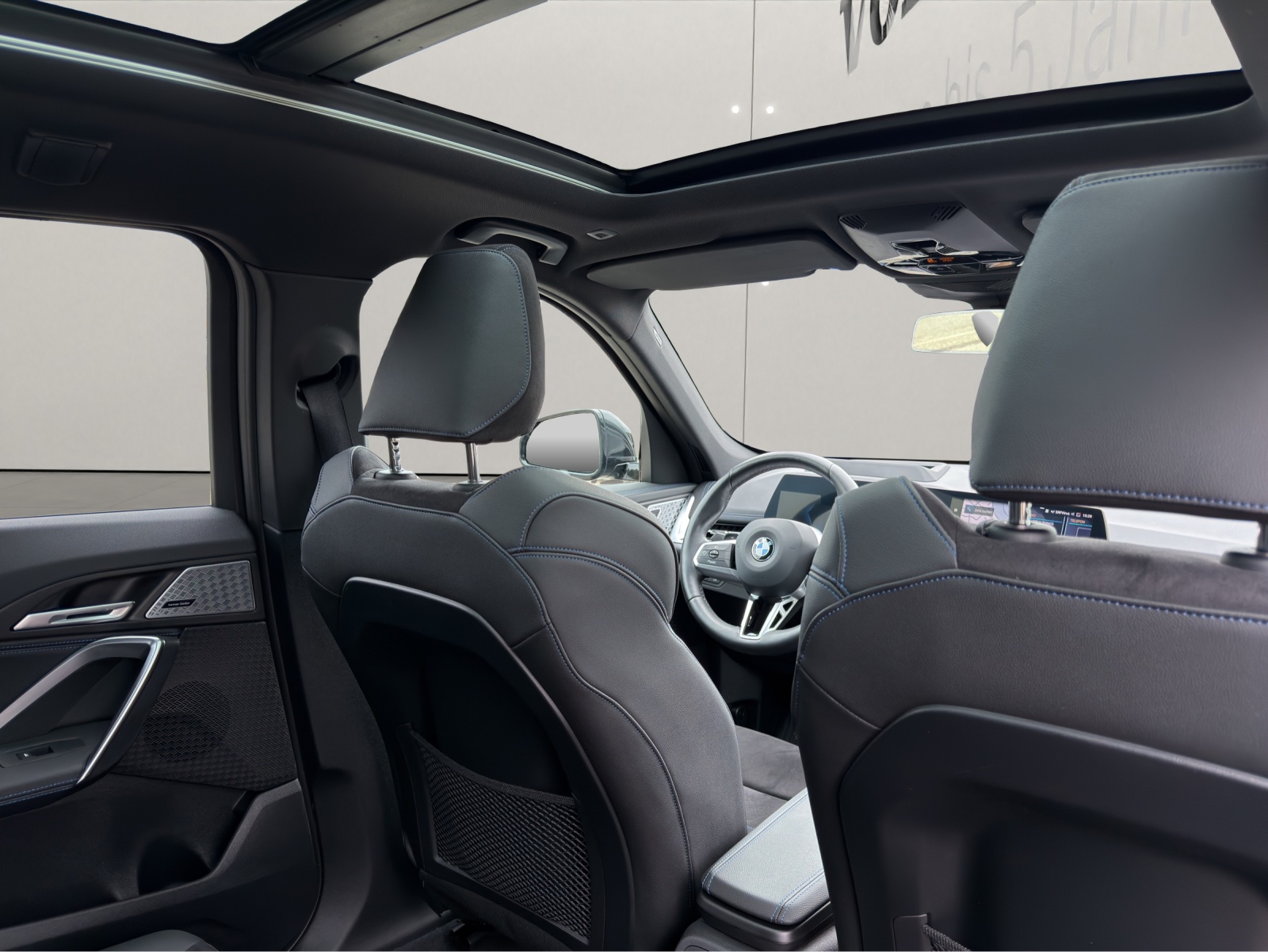 BMW X1 U11 20i sDrive paddles-image-12