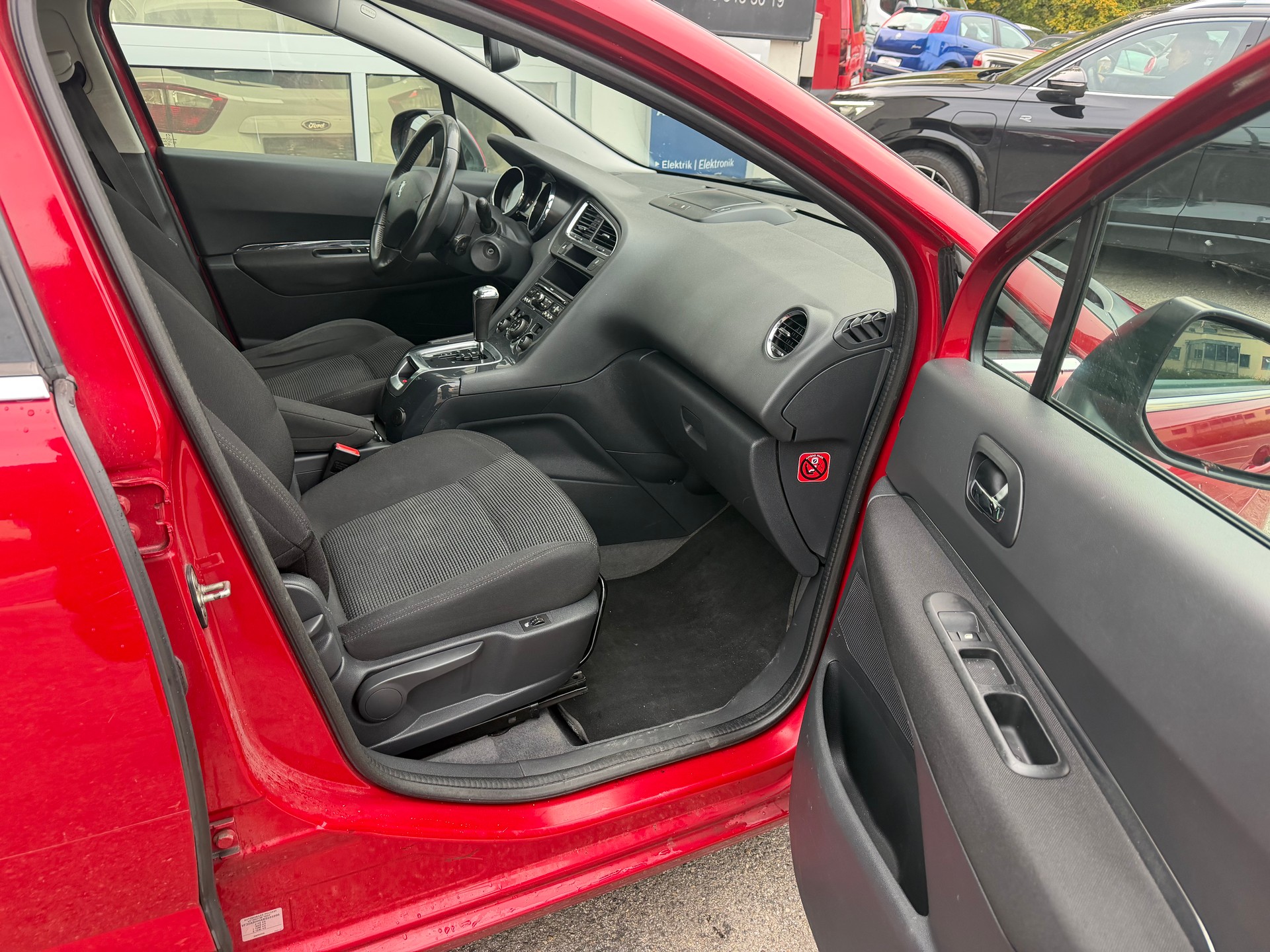 PEUGEOT 5008 2.0 HDI Business Automatic-image-11