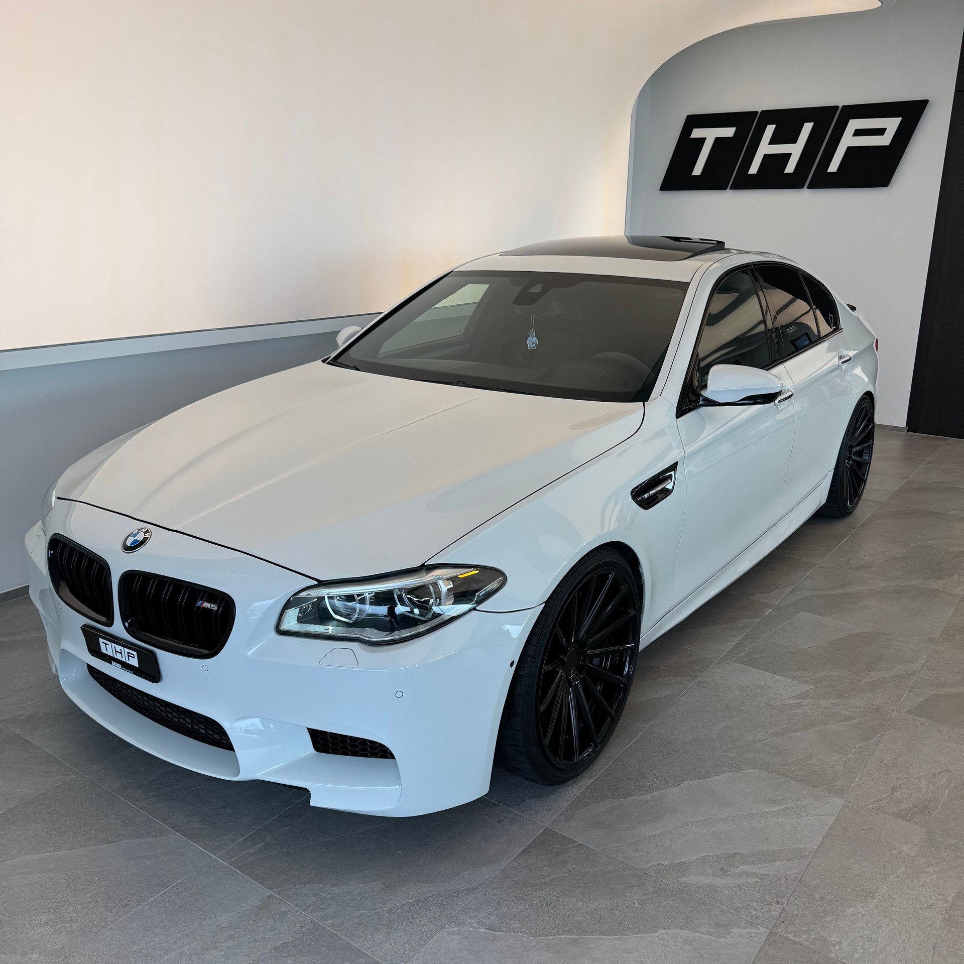 BMW M5-image-1