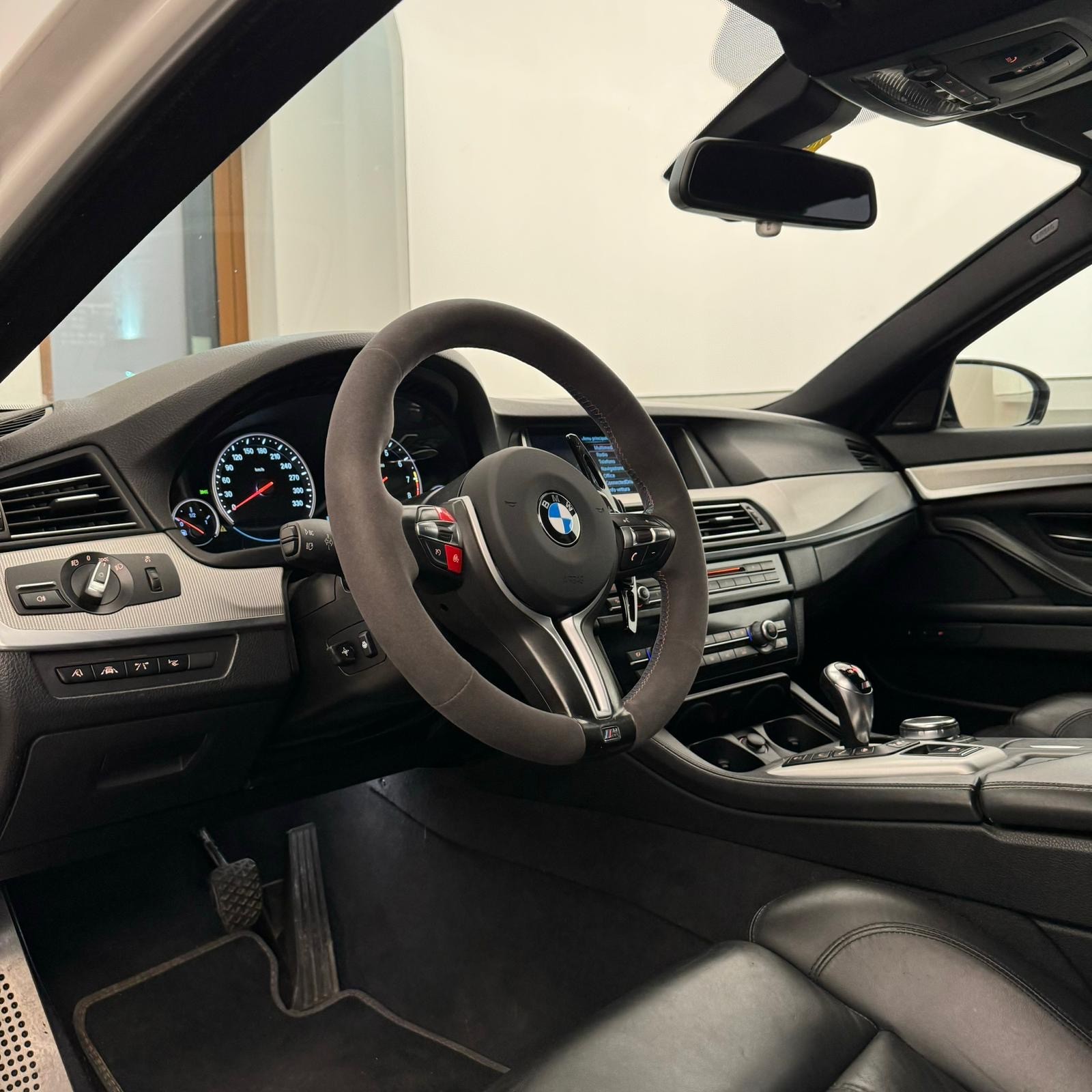 BMW M5-image-11