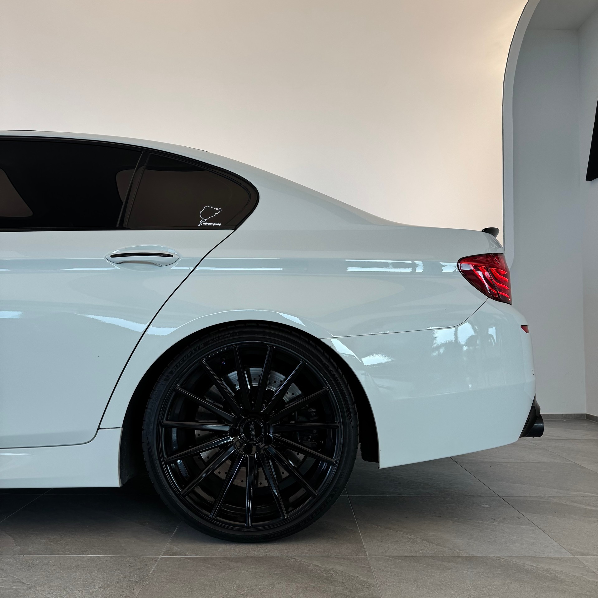 BMW M5-image-4