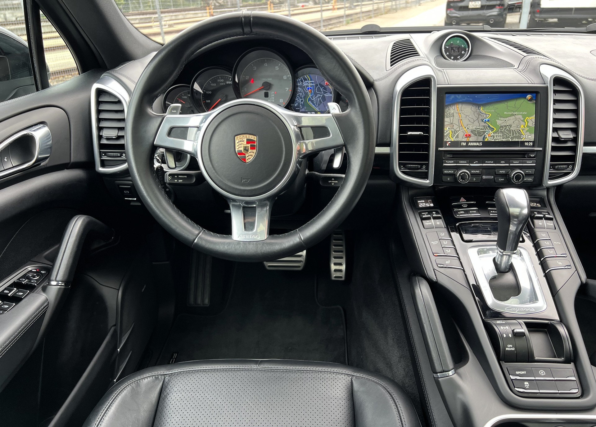 PORSCHE Cayenne S-image-22