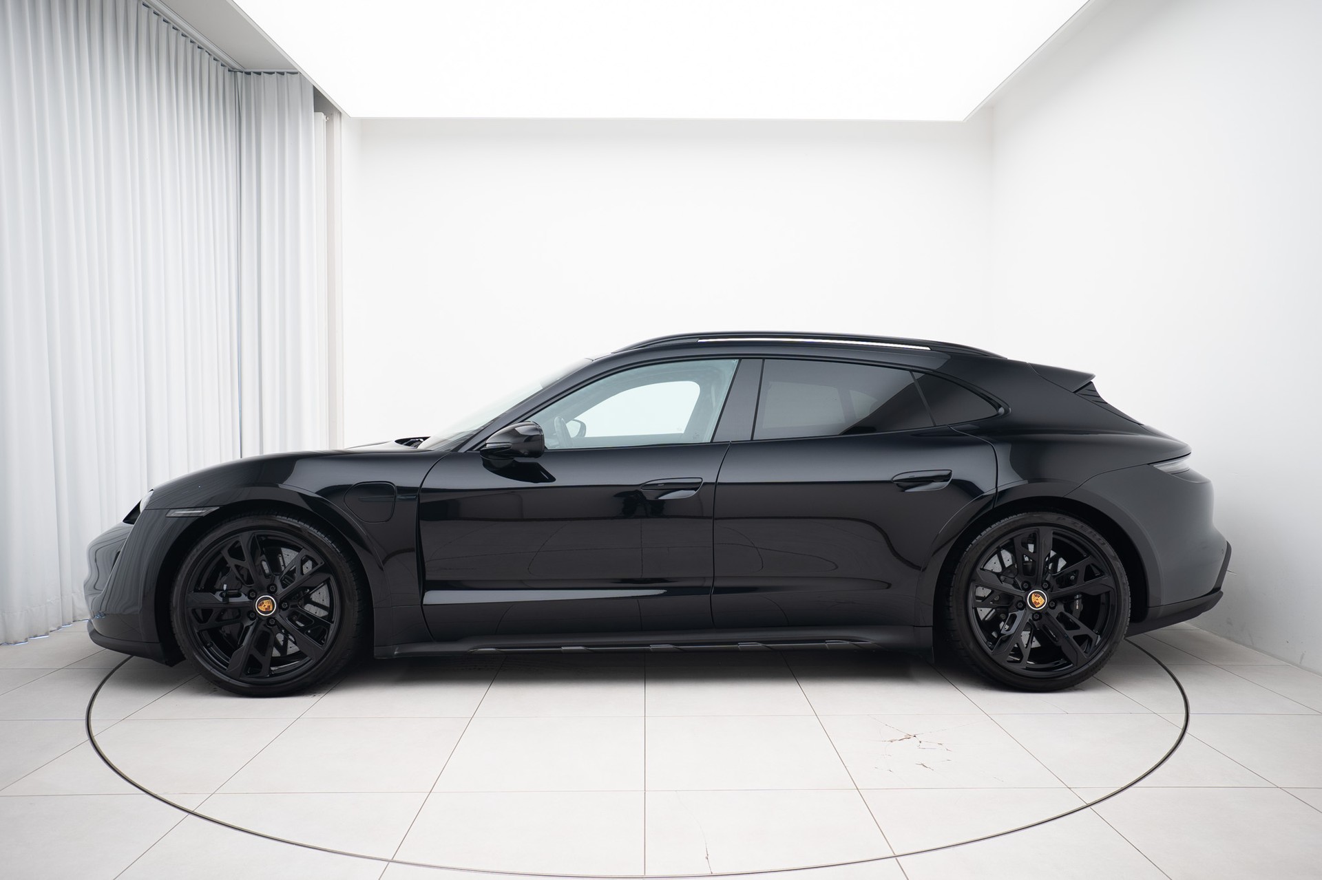 PORSCHE Taycan Turbo S Cross Turismo-showroom-element-1