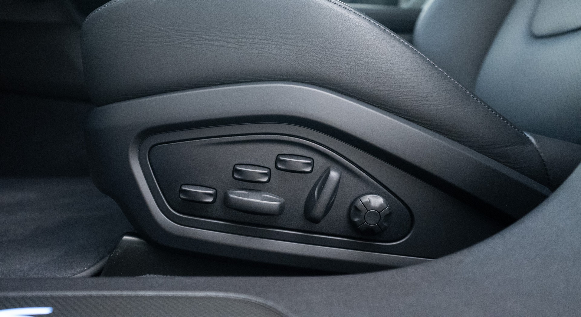 PORSCHE Taycan Turbo S Cross Turismo-image-12