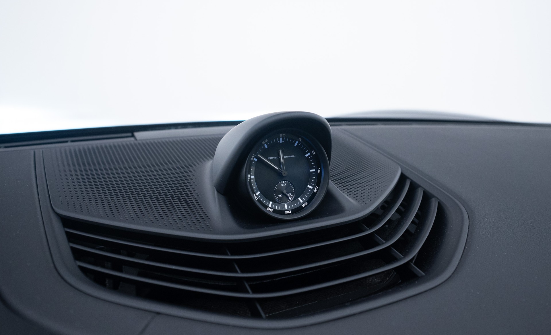 PORSCHE Taycan Turbo S Cross Turismo-image-15