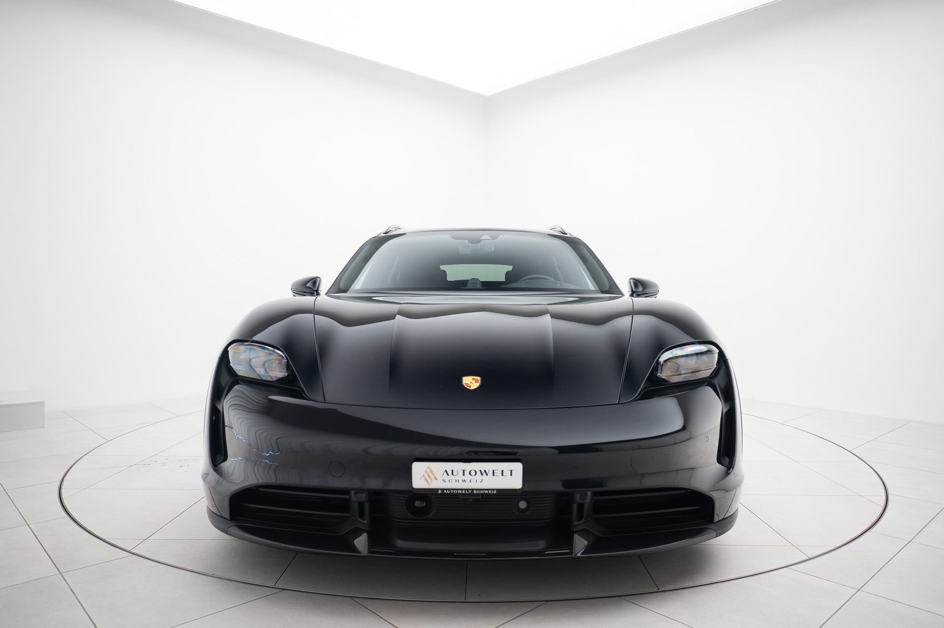 PORSCHE Taycan Turbo S Cross Turismo-showroom-element-3