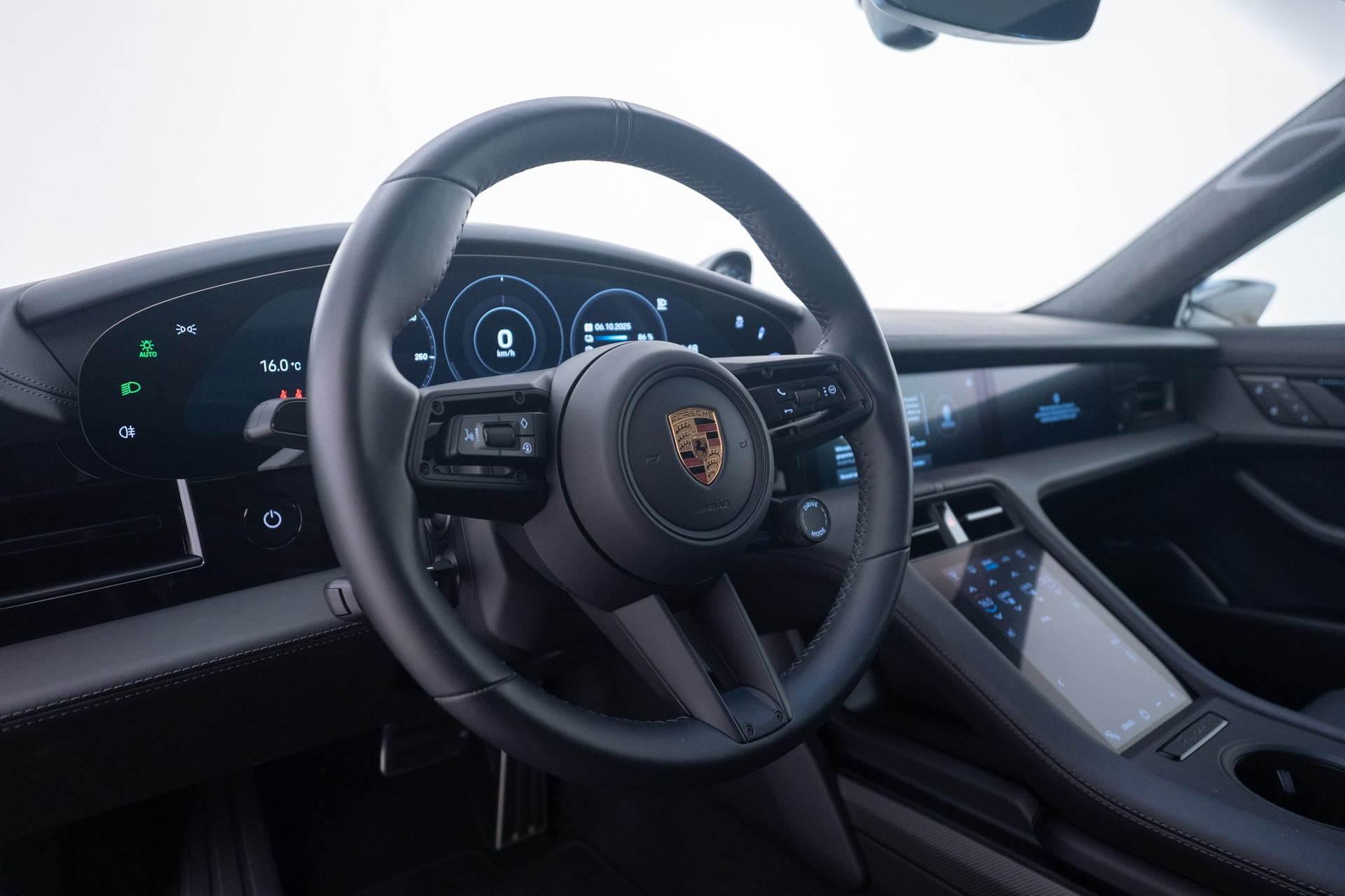 PORSCHE Taycan Turbo S Cross Turismo-image-11