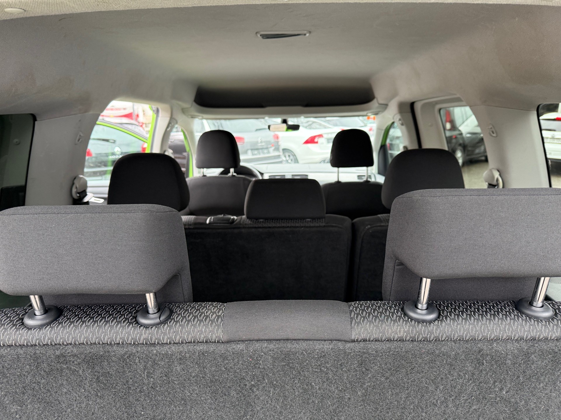 VW Caddy 2.0 TDI Family DSG-image-7
