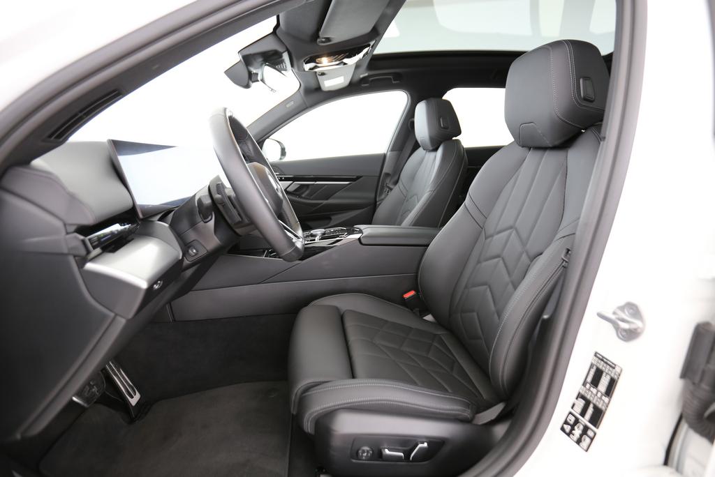 BMW 520d xDrive Touring-showroom-element-3