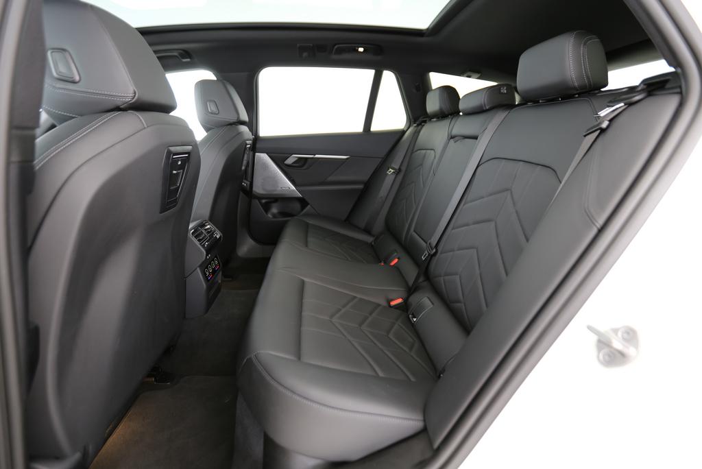 BMW 520d xDrive Touring-image-13
