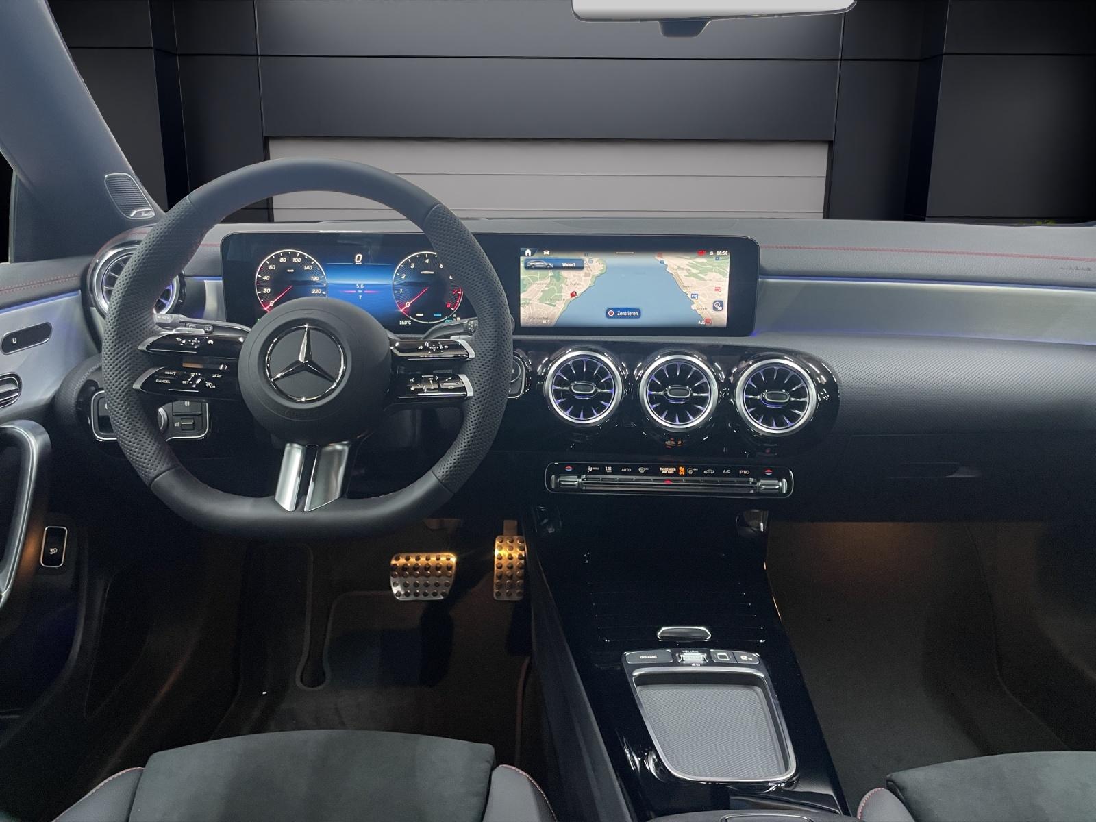 MERCEDES-BENZ CLA 200 Shooting Brake AMG Line-image-4