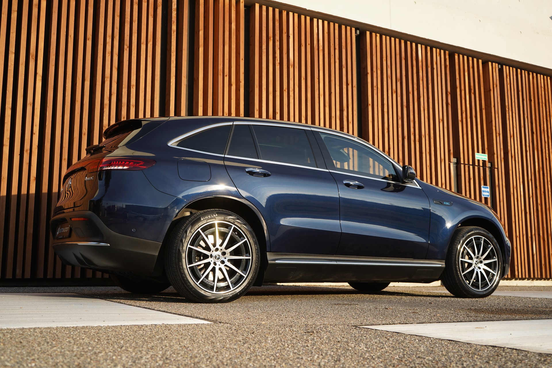 MERCEDES-BENZ EQC 400 AMG LINE 4MATIC l 408 PS-image-8